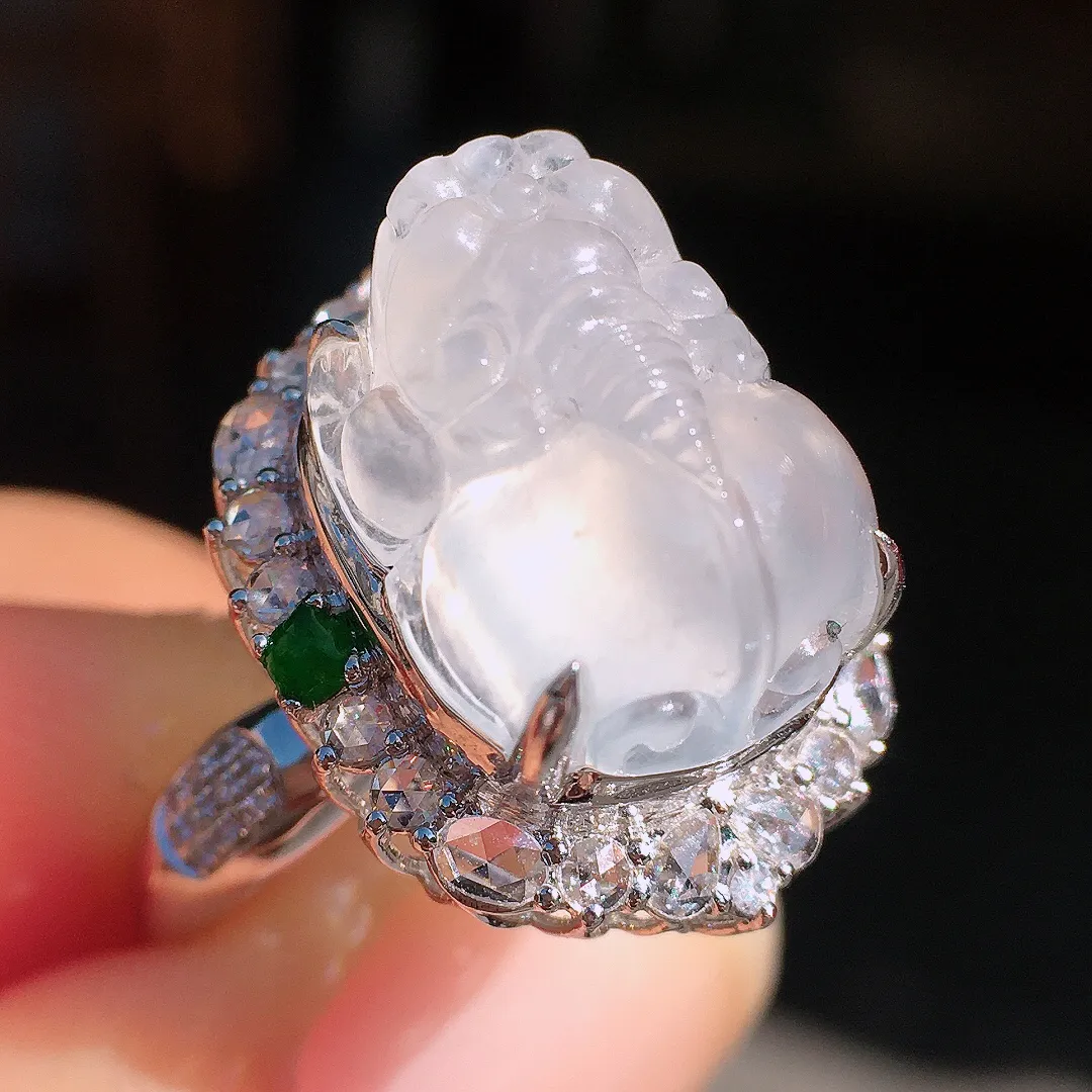 冰种貔貅戒指，玉质细腻，荧光感超
强，饱满圆润，尽显优雅气质，18k
金豪华镶嵌