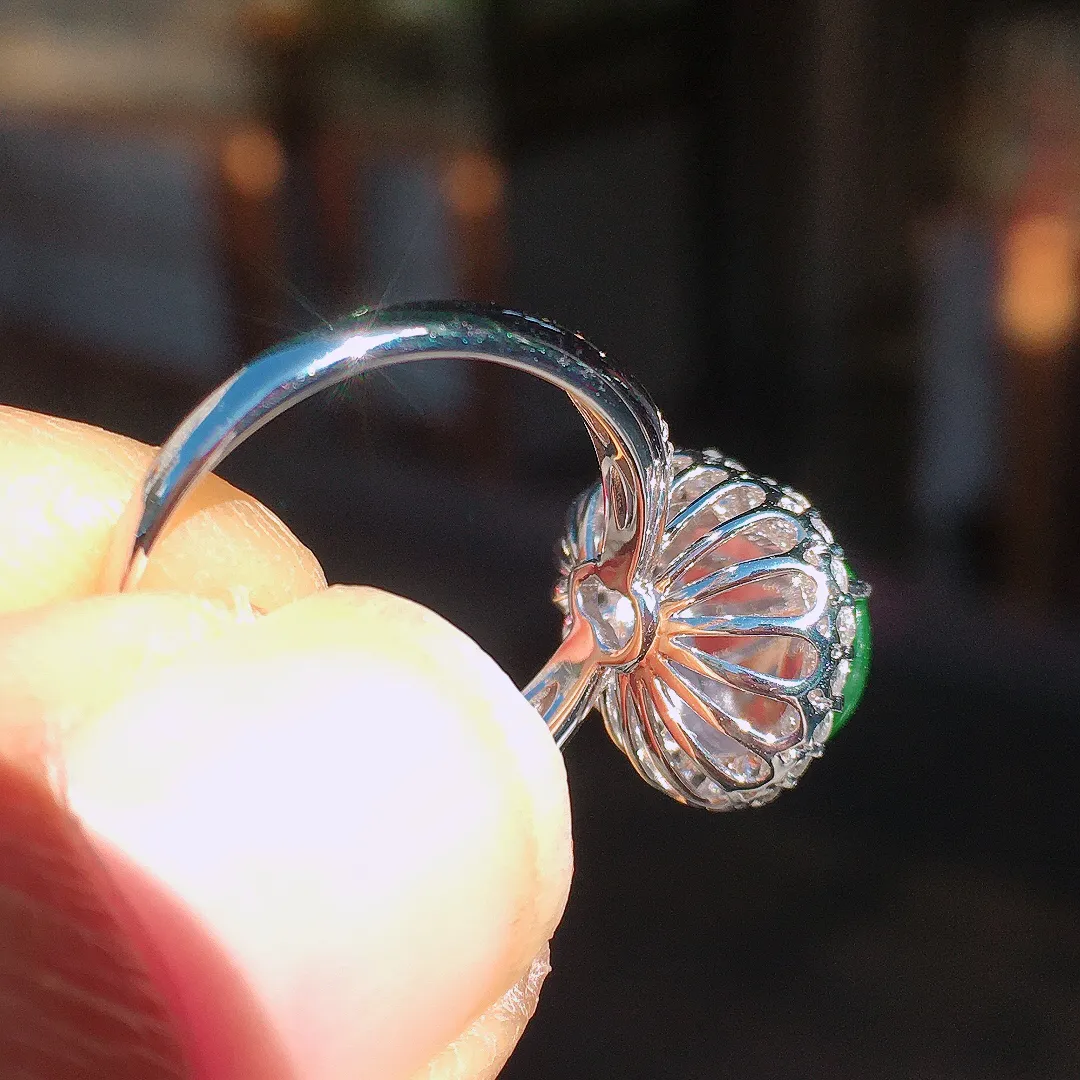 阳绿葫芦戒指，色泽均匀艳丽，玉质细腻，荧光感超
强，饱满圆润，尽显优雅气质，18k
金豪华镶嵌