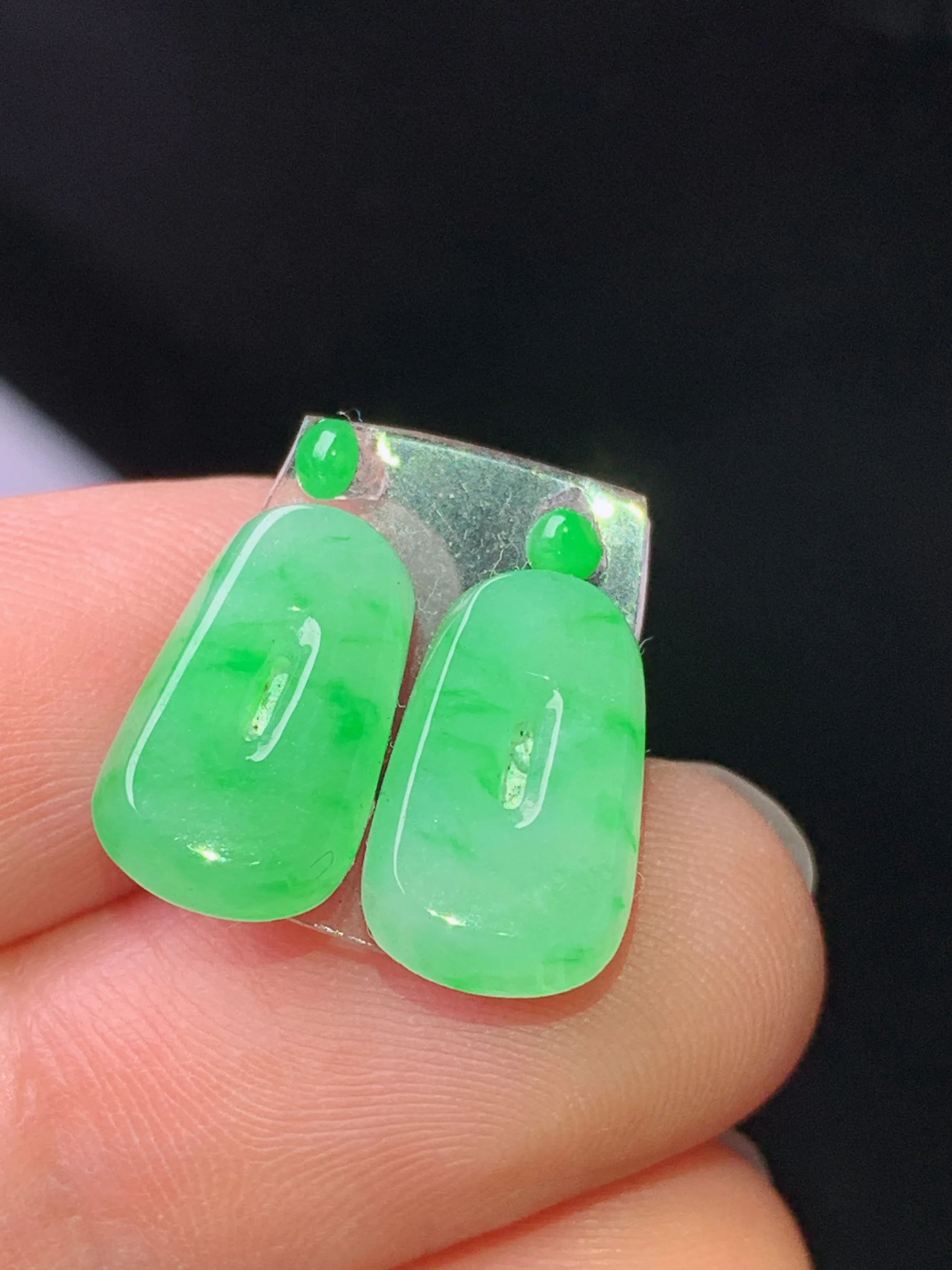 翠绿平安扣一对 玉质细腻 色泽艳丽清新 整体尺寸12.8*7.6*2.8