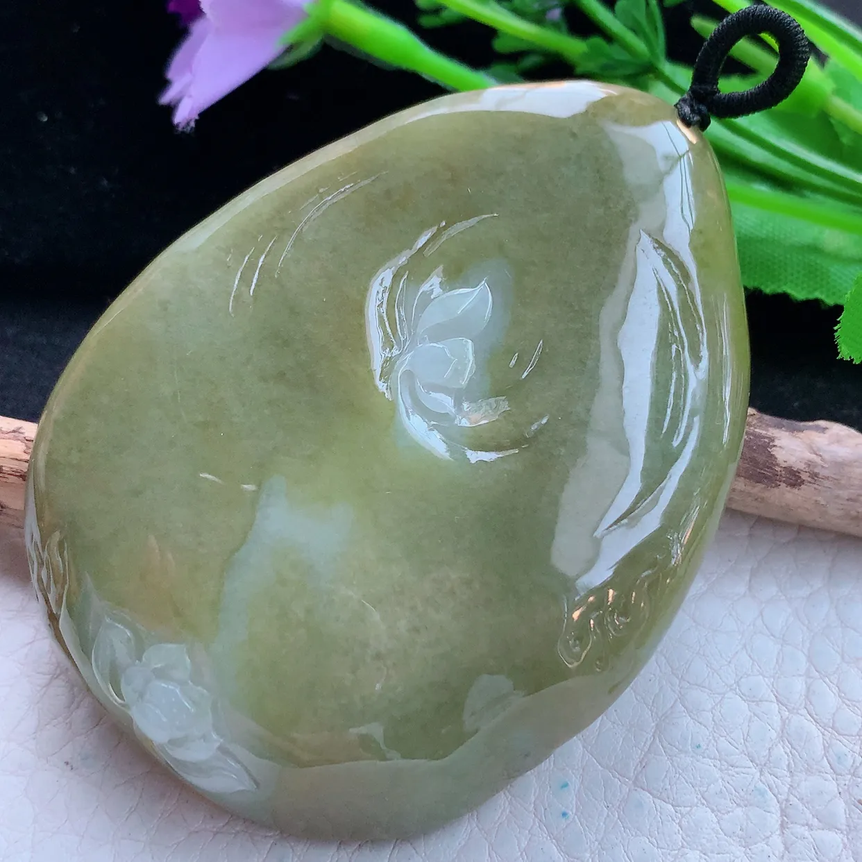 px实拍71.2*52.6*14.6俏色特色双彩缅甸翡翠精雕自在观音玉挂件