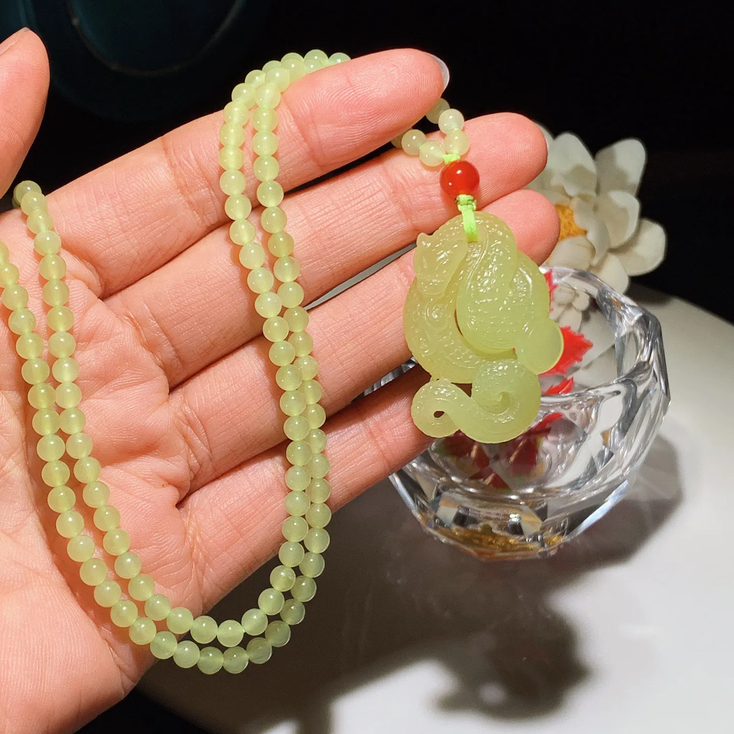 新疆和田玉若羌黄口料富贵缠身蛇挂件。尺寸36/25/11重26.6克 无裂无杂 玉质细腻油润 底色纯净 脂粉好，品质好。lt250106