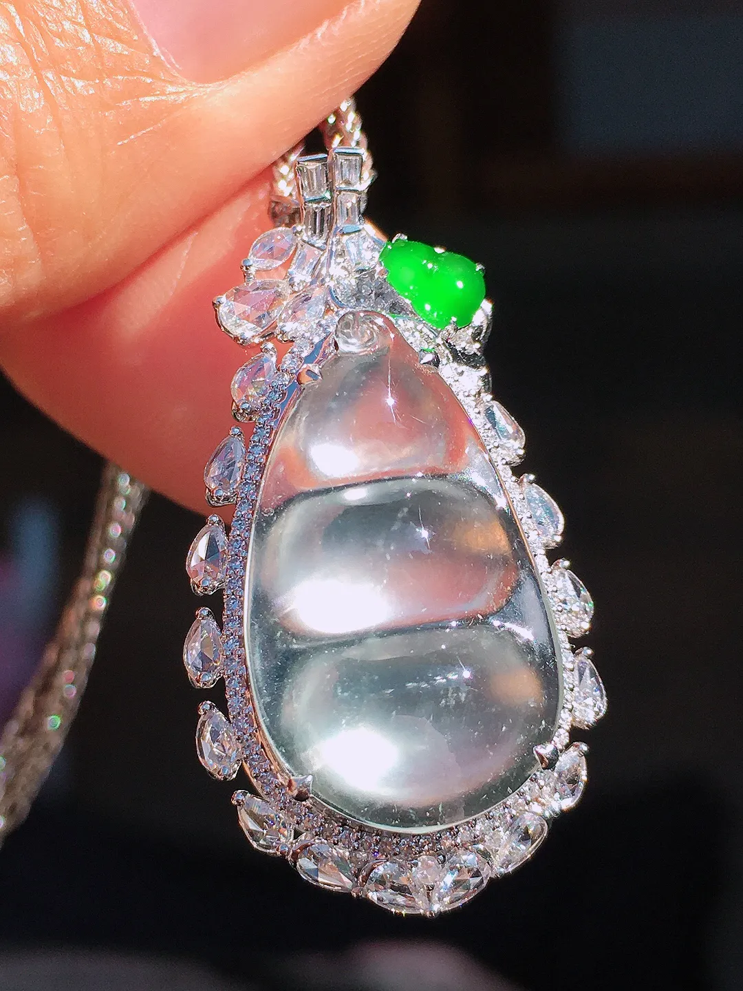 玻璃种福豆吊坠，玉质细腻，荧光感超
强，饱满圆润，尽显优雅气质，18k
金豪华镶嵌