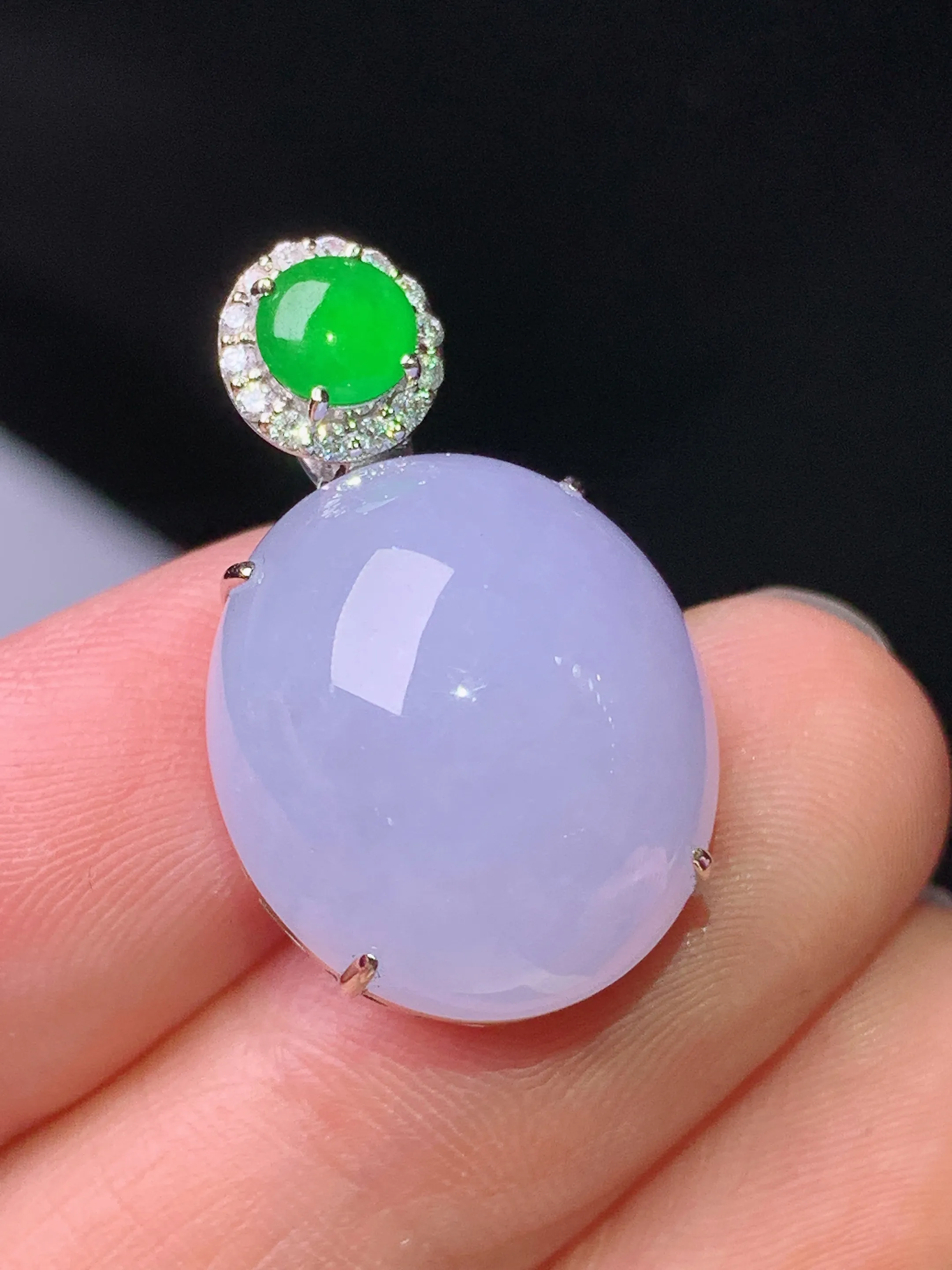 18k金钻镶嵌紫罗兰蛋面吊坠 玉质细腻 色泽艳丽清新 整体尺寸25.2*15.5*11.5