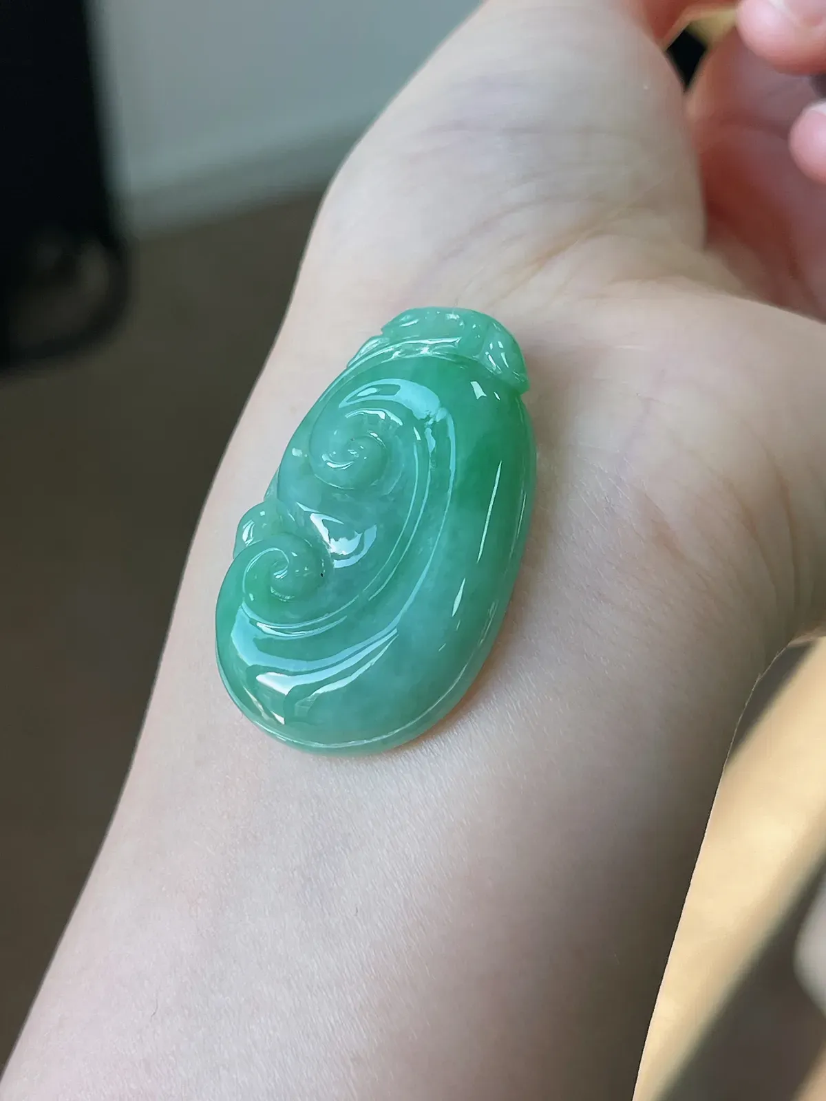 翡翠糯化种浅绿色如意