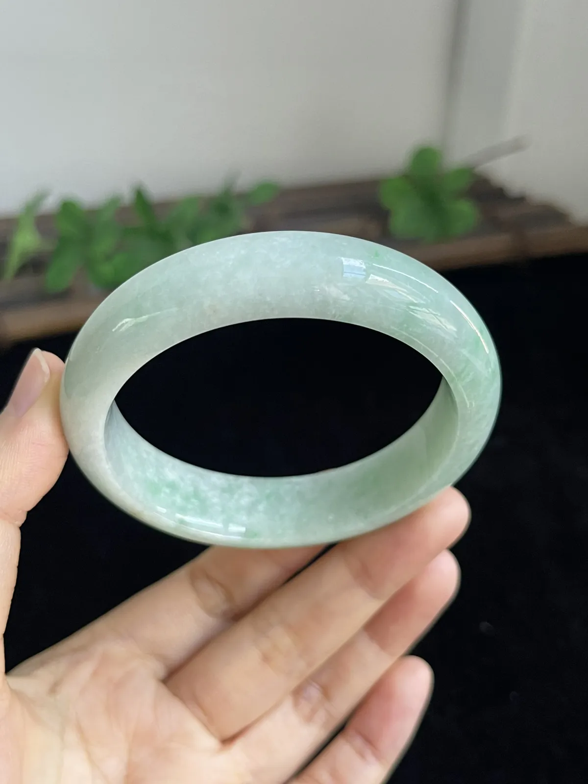 正圈55圈口，翡翠糯化种飘绿手镯