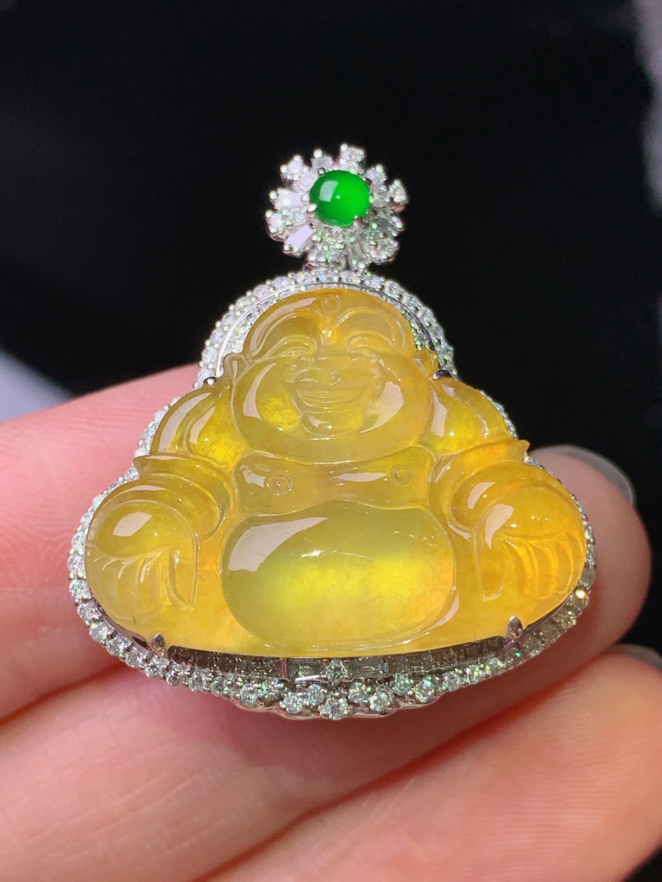 18k金钻镶嵌黄翡佛公吊坠 玉质细腻 色泽艳丽清新 整体尺寸30.5*26.5*10.8