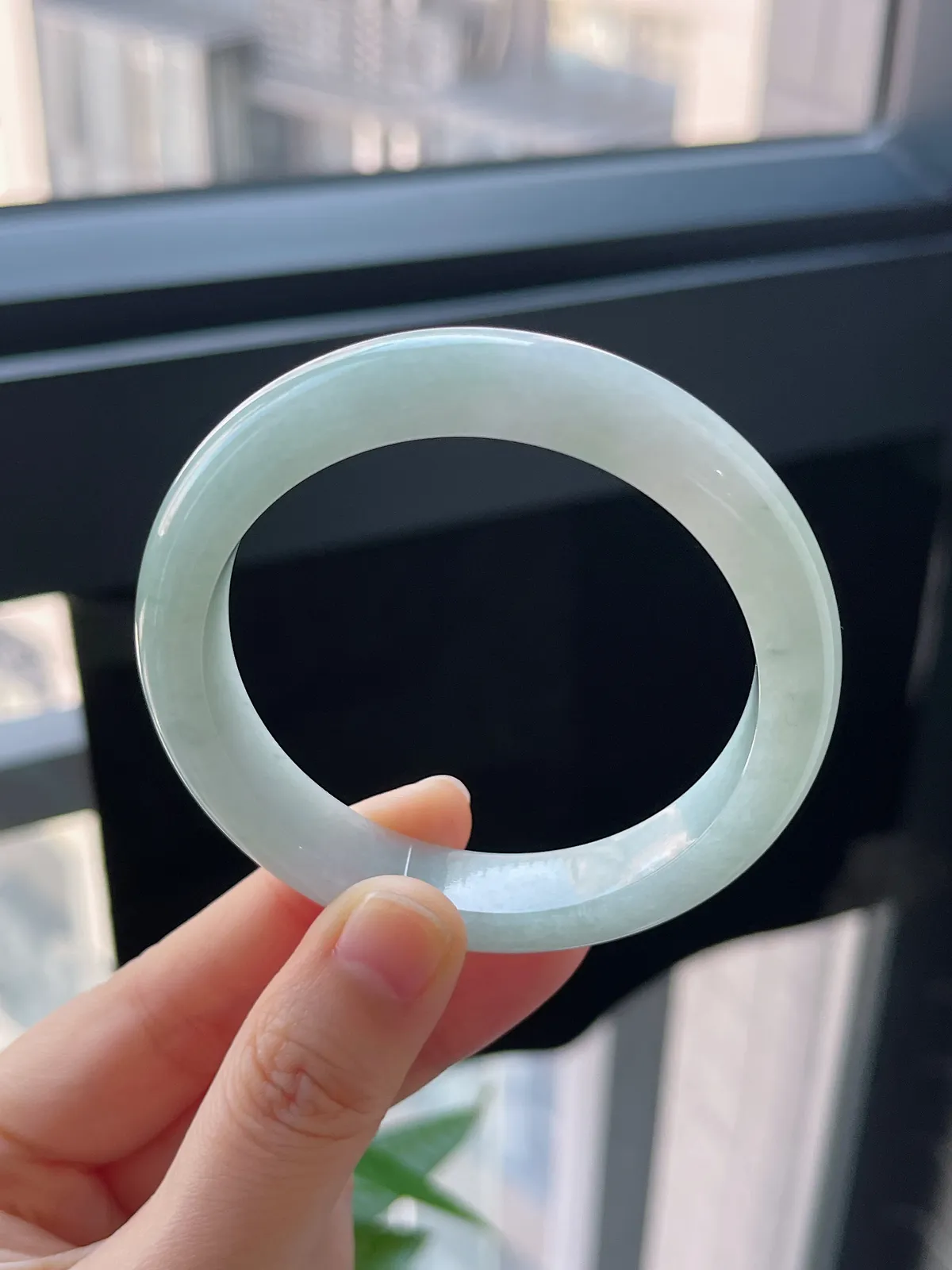 正圈54.6圈口，翡翠糯化种浅绿色手镯