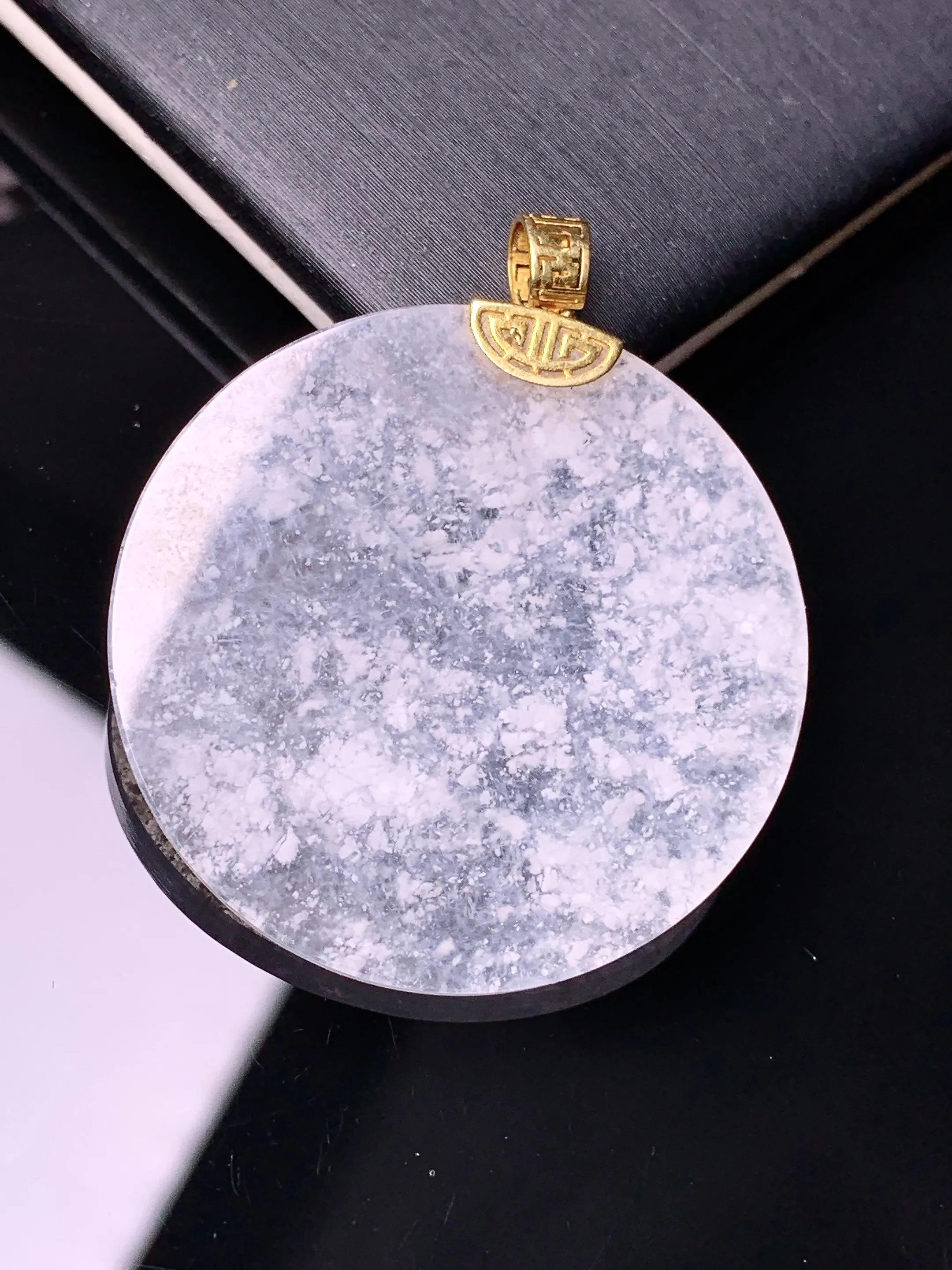 18k金镶嵌雪花棉圆牌吊坠 玉质细腻 色泽艳丽清新 整体尺寸37.6*31.6*2