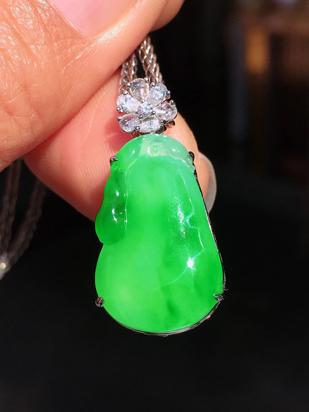 阳绿福瓜吊坠，色泽均匀艳丽，玉质细腻，荧光感超
强，饱满圆润，尽显优雅气质，18k
金豪华镶嵌