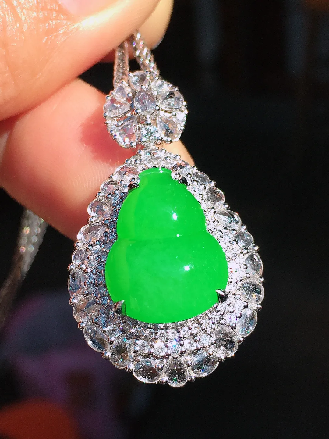 阳绿葫芦吊坠，色泽均匀艳丽，玉质细腻，荧光感超
强，饱满圆润，尽显优雅气质，18k
金豪华镶嵌