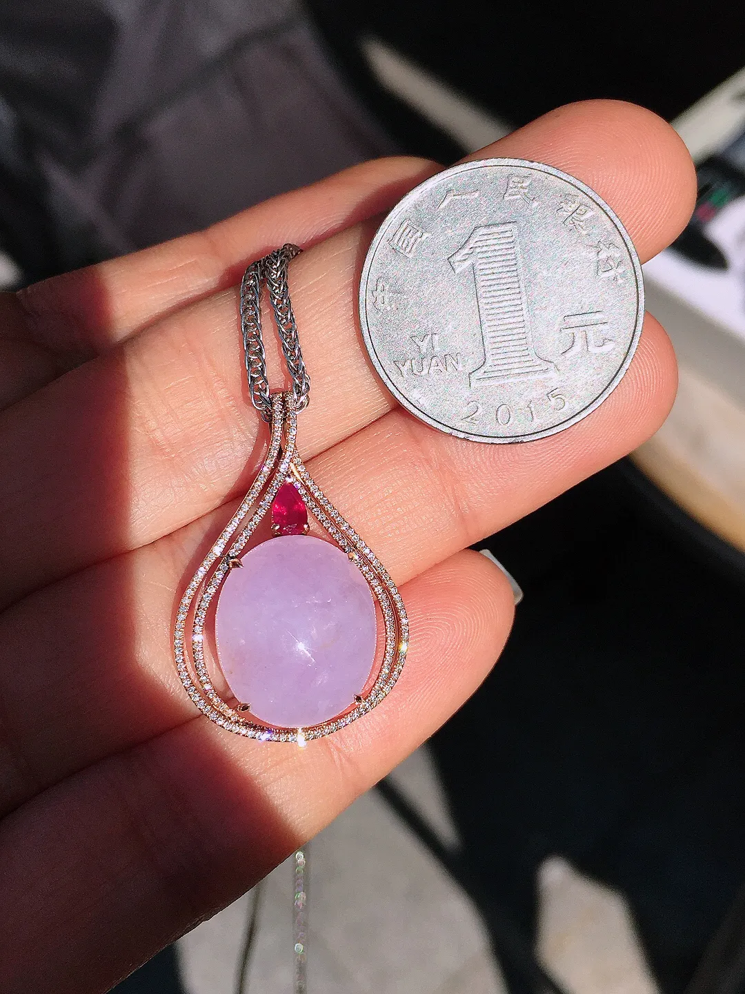 紫罗兰蛋面吊坠，色泽均匀艳丽，玉质细腻，荧光感超
强，饱满圆润，尽显优雅气质，18k
金豪华镶嵌