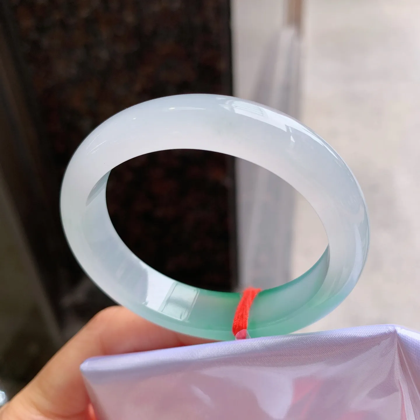 贵妃冰飘绿 无瑕 尺寸：52/46/12.3/7.5 小圈口