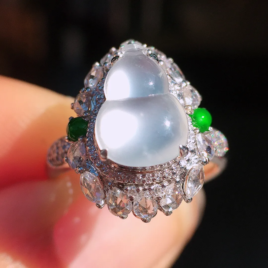 冰种葫芦戒指，玉质细腻，荧光感超
强，饱满圆润，尽显优雅气质，18k
金豪华镶嵌