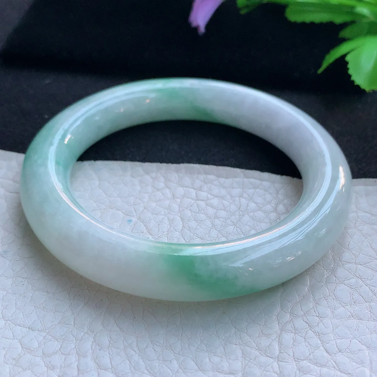 hy实拍55*11.3胖圆镯 天然缅甸翡翠玉手镯飘绿花水润圆条玉手环