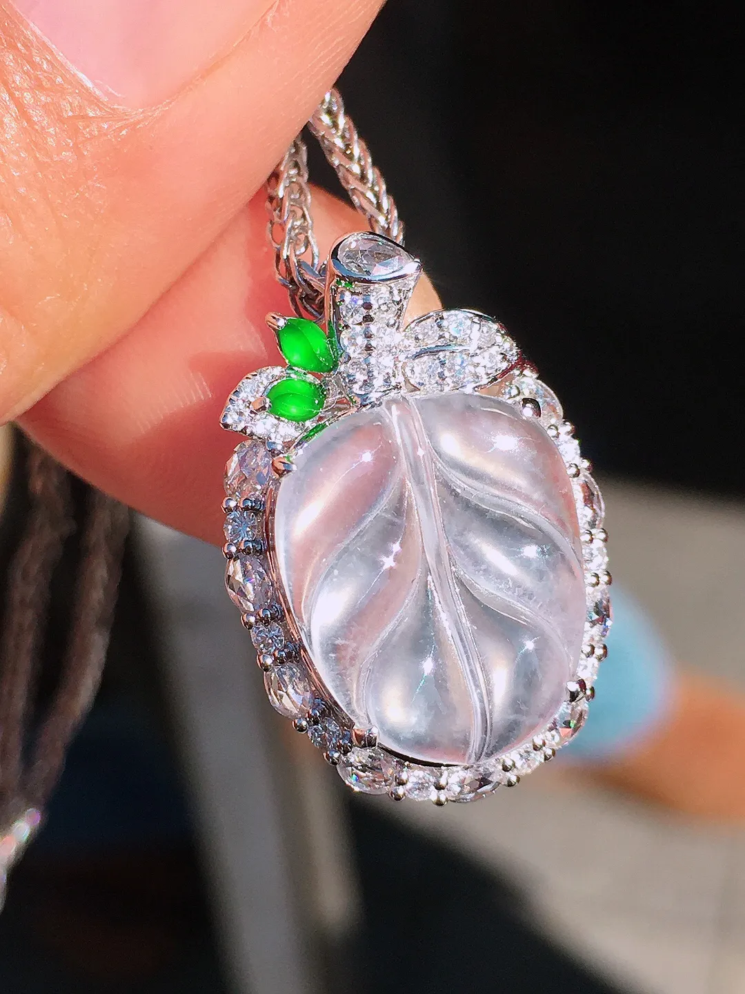 冰种玉叶吊坠，玉质细腻，荧光感超
强，饱满圆润，尽显优雅气质，18k
金豪华镶嵌