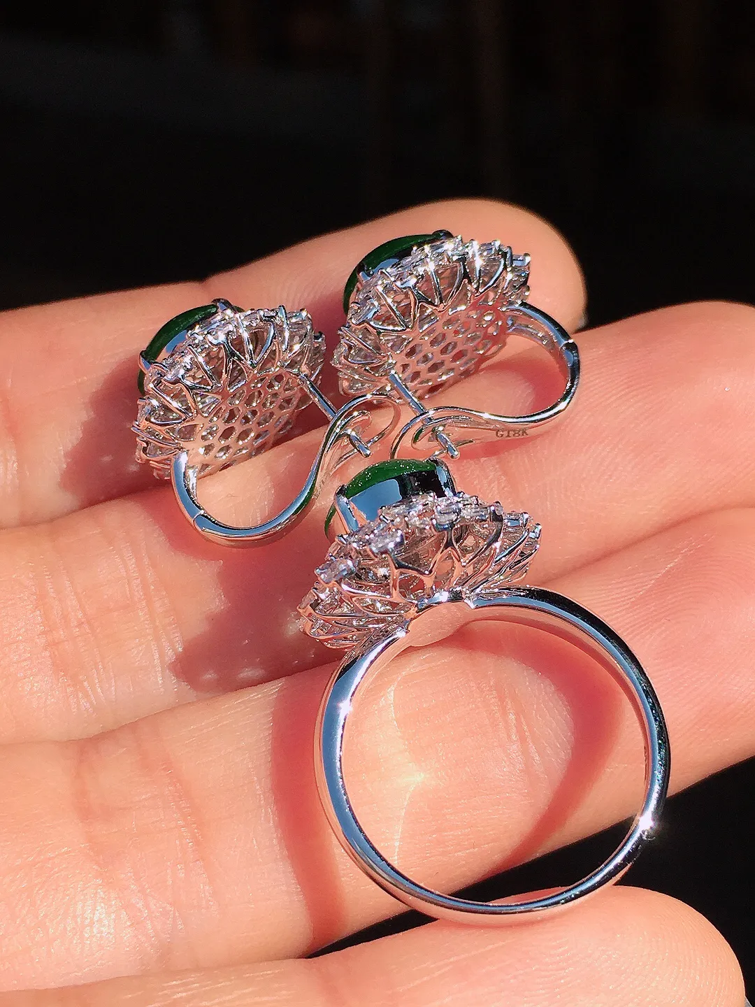 阳绿蛋面套装（耳钉+戒指），色泽均匀艳丽，玉质细腻，荧光感超
强，饱满圆润，尽显优雅气质，18k
金豪华镶嵌