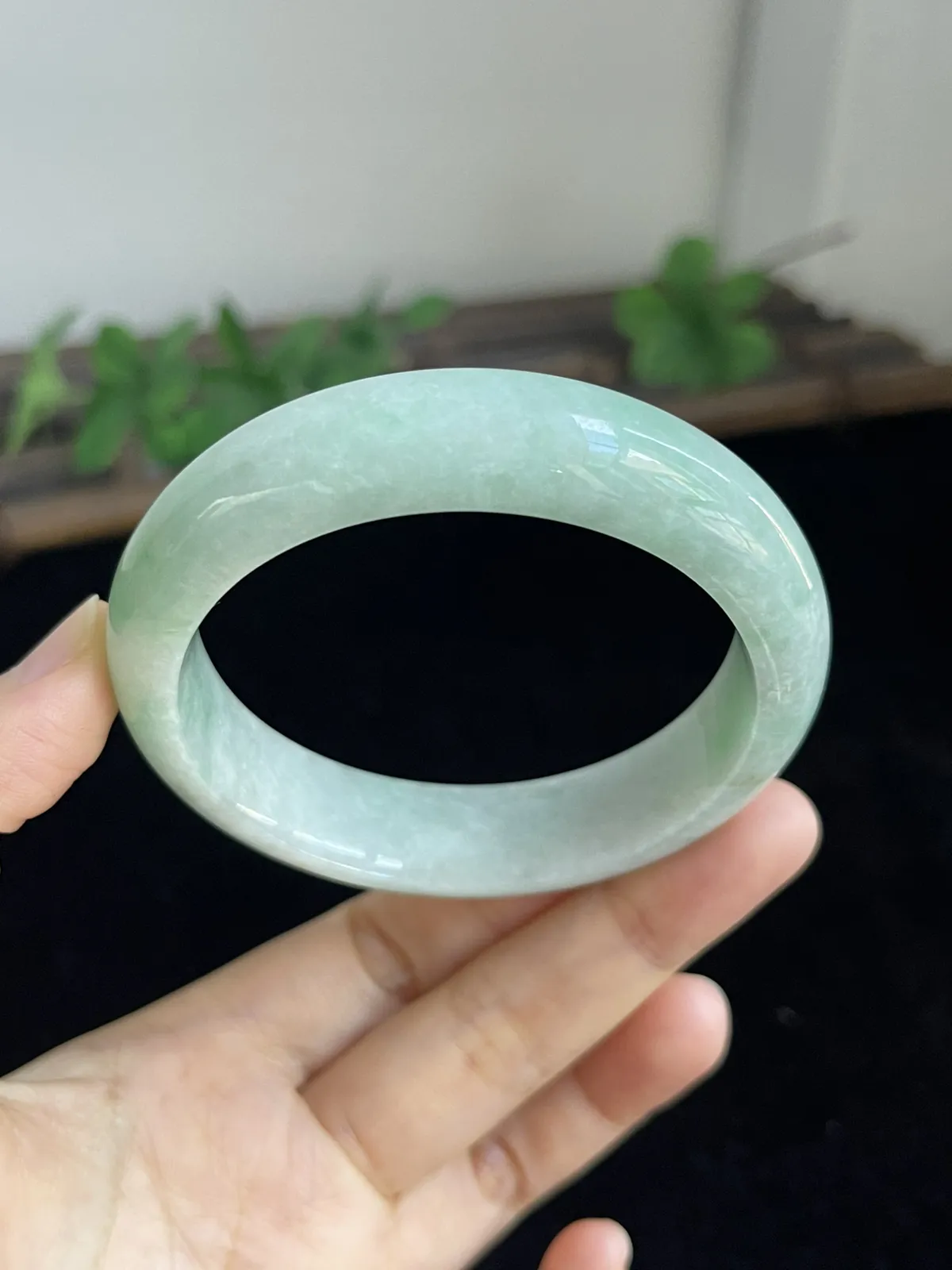 正圈55圈口，翡翠糯化种飘绿手镯