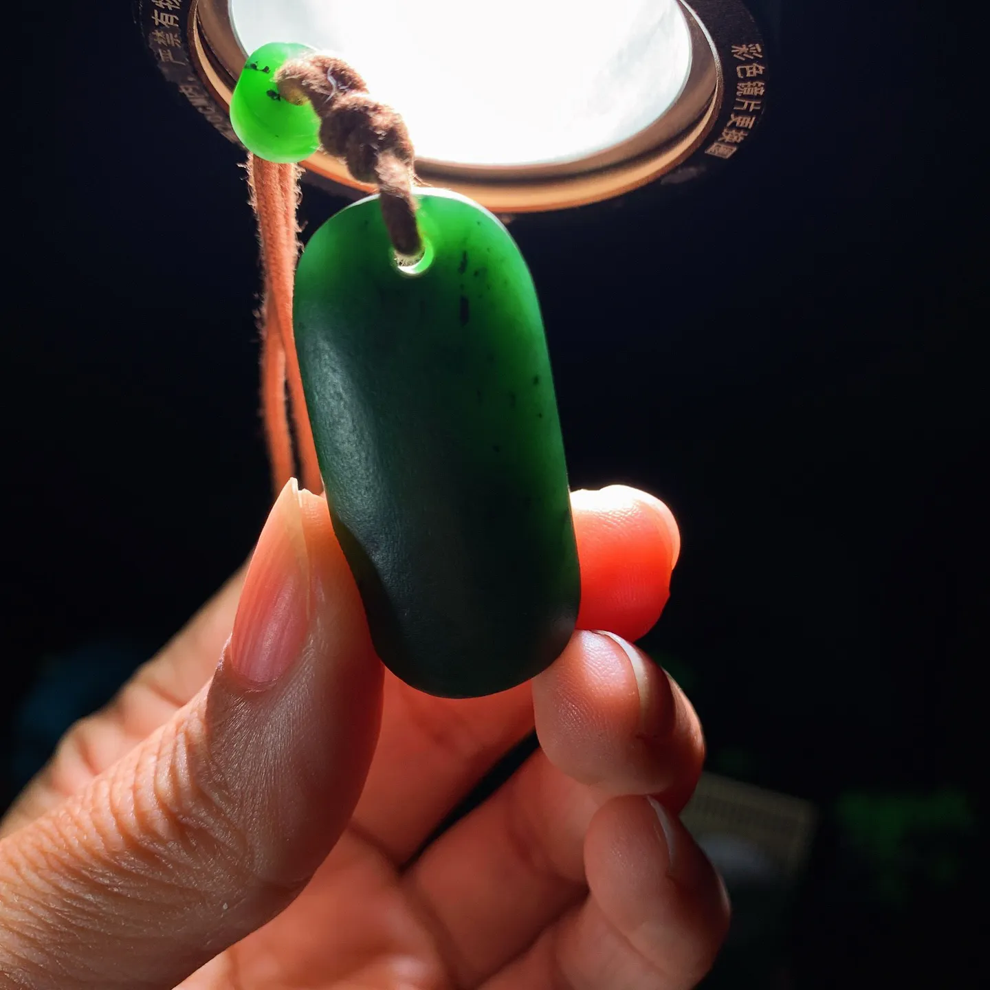 和田玉菠菜绿俄罗斯碧玉平安无事牌挂件。尺寸39/19/15重25.5克 无裂无杂 玉质细腻油润 底色纯净 脂粉好，品质好。lt250106