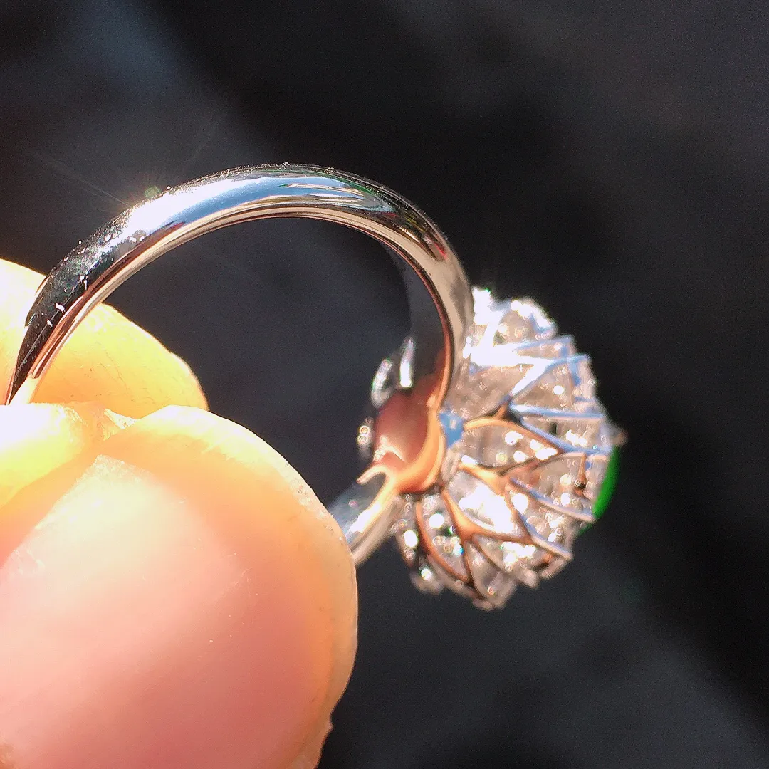 阳绿蛋面戒指，色泽均匀艳丽，玉质细腻，荧光感超
强，饱满圆润，尽显优雅气质，18k
金豪华镶嵌