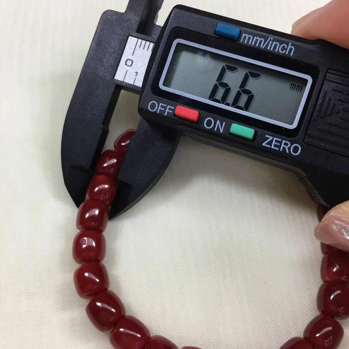 【天然日本阿卡赤血牛血红珊瑚7.1mm老型桶珠单手串】️遇不可求！日本产地，阿卡材料，赤血牛血红颜色，光泽柔润透亮，直径约7.1-6.6mm，重量14.39克，珊瑚本为佛教珍宝，来自深海千年生长，有生长纹，属于有机宝石，气场强大，稀少珍贵！每粒均为天然无添加无修补！少虫眼少白芯！收藏精品！传承宝贝！