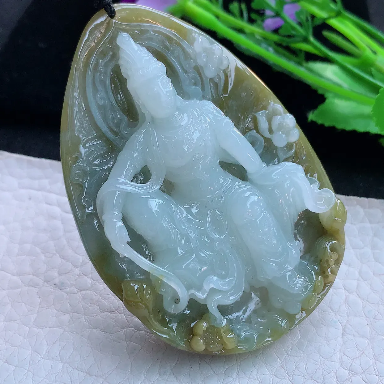 px实拍71.2*52.6*14.6俏色特色双彩缅甸翡翠精雕自在观音玉挂件