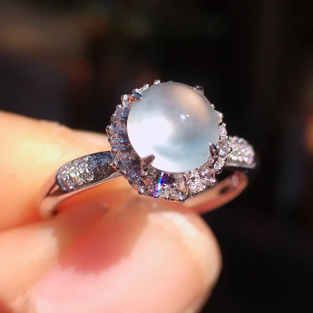 玻璃种蛋面戒指，玉质细腻，荧光感超
强，饱满圆润，尽显优雅气质，18k
金豪华镶嵌