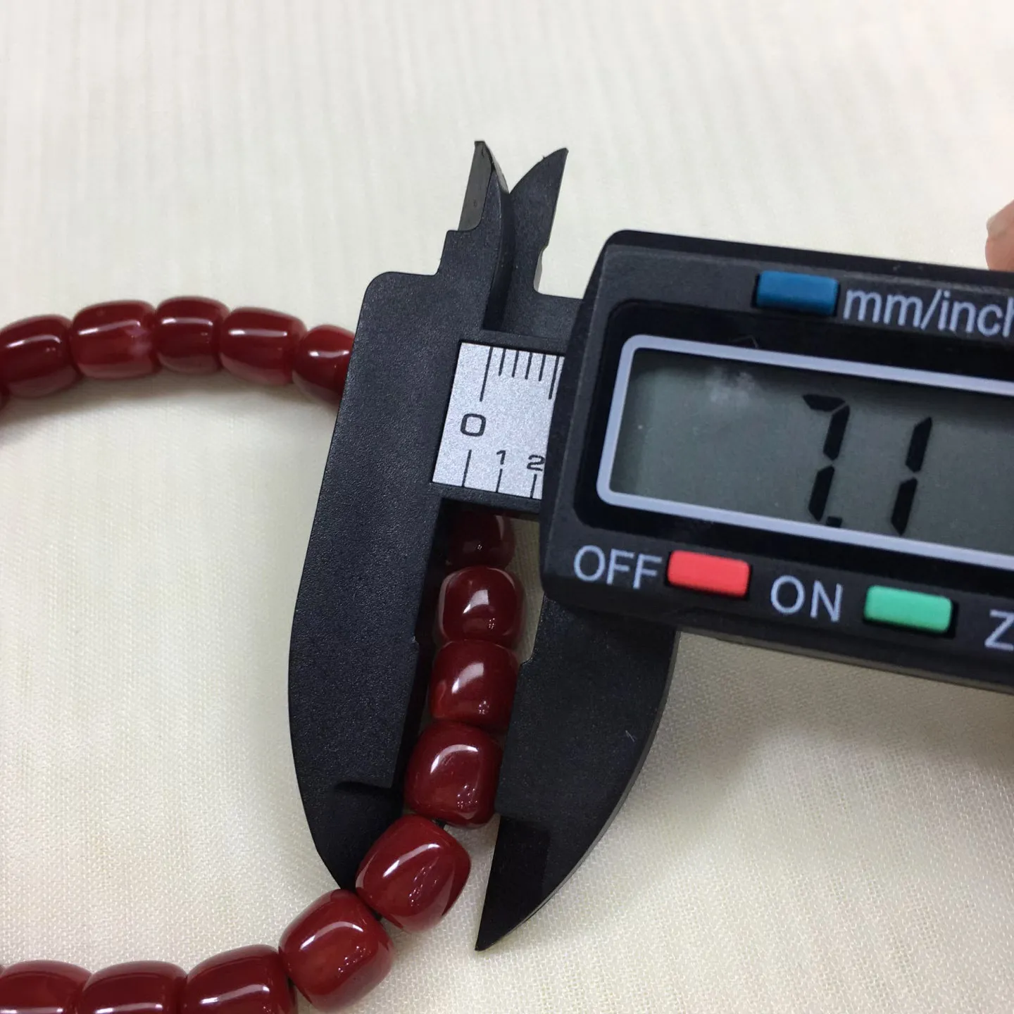 【天然日本阿卡赤血牛血红珊瑚7.1mm老型桶珠单手串】️遇不可求！日本产地，阿卡材料，赤血牛血红颜色，光泽柔润透亮，直径约7.1-6.6mm，重量14.39克，珊瑚本为佛教珍宝，来自深海千年生长，有生长纹，属于有机宝石，气场强大，稀少珍贵！每粒均为天然无添加无修补！少虫眼少白芯！收藏精品！传承宝贝！