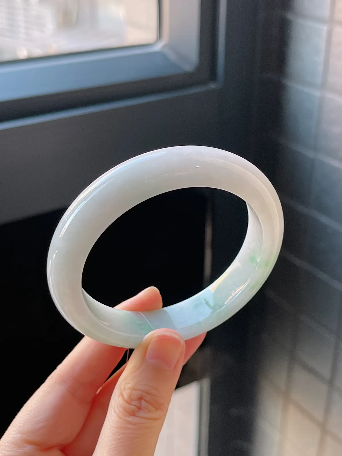 正圈56.2圈口，翡翠糯化种飘绿手镯，带镯心