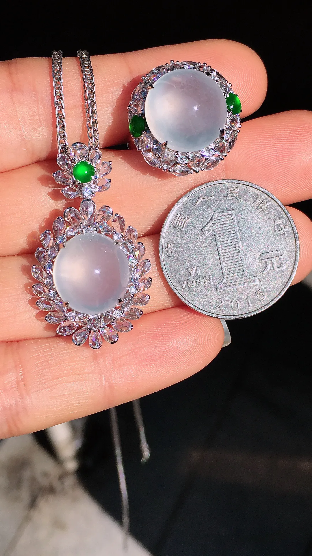 冰种蛋面套装（吊坠+戒指），玉质细腻，荧光感超
强，饱满圆润，尽显优雅气质，18k
金豪华镶嵌