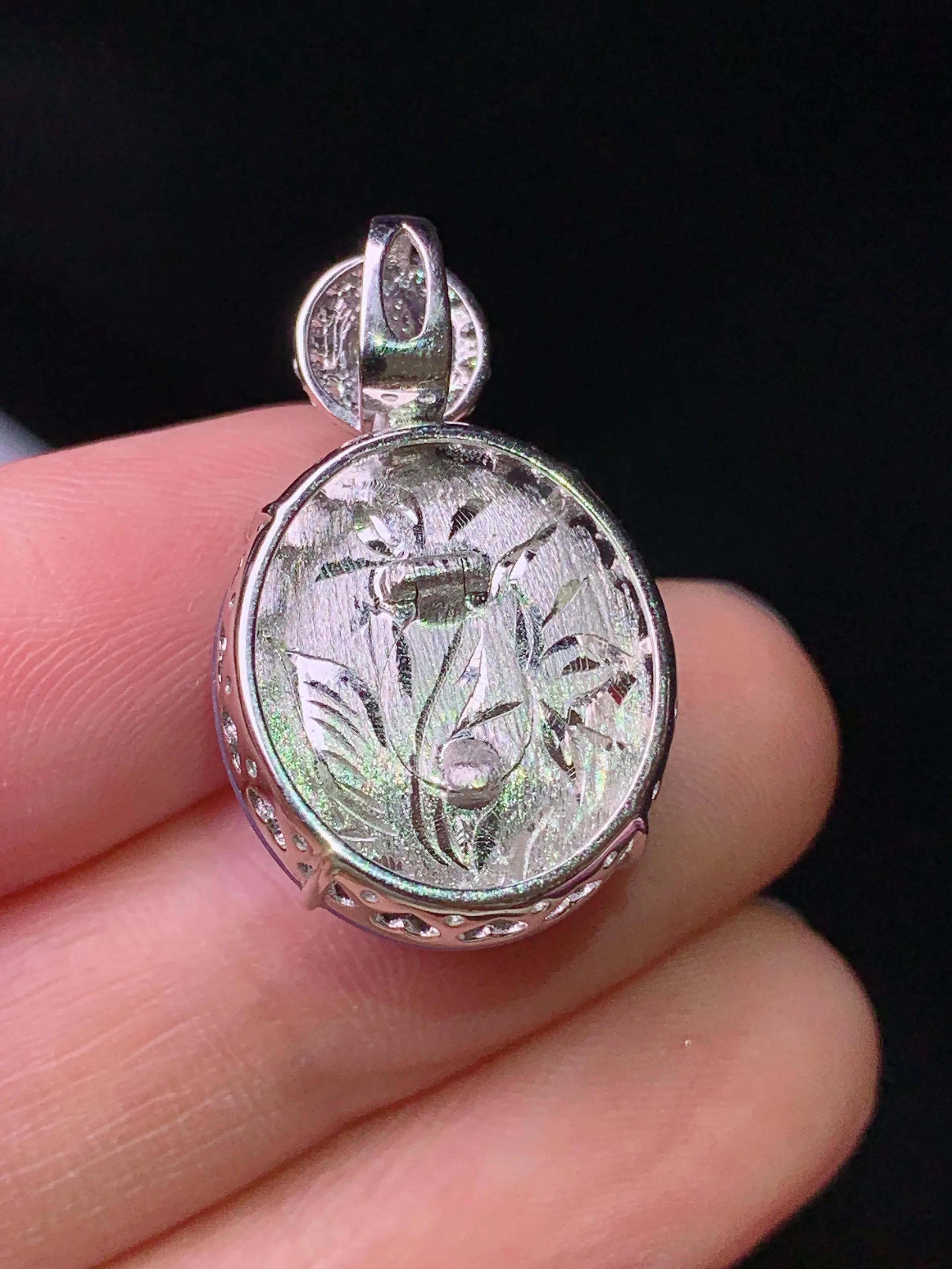 18k金钻镶嵌紫罗兰蛋面吊坠 玉质细腻 色泽艳丽清新 整体尺寸25.2*15.5*11.5