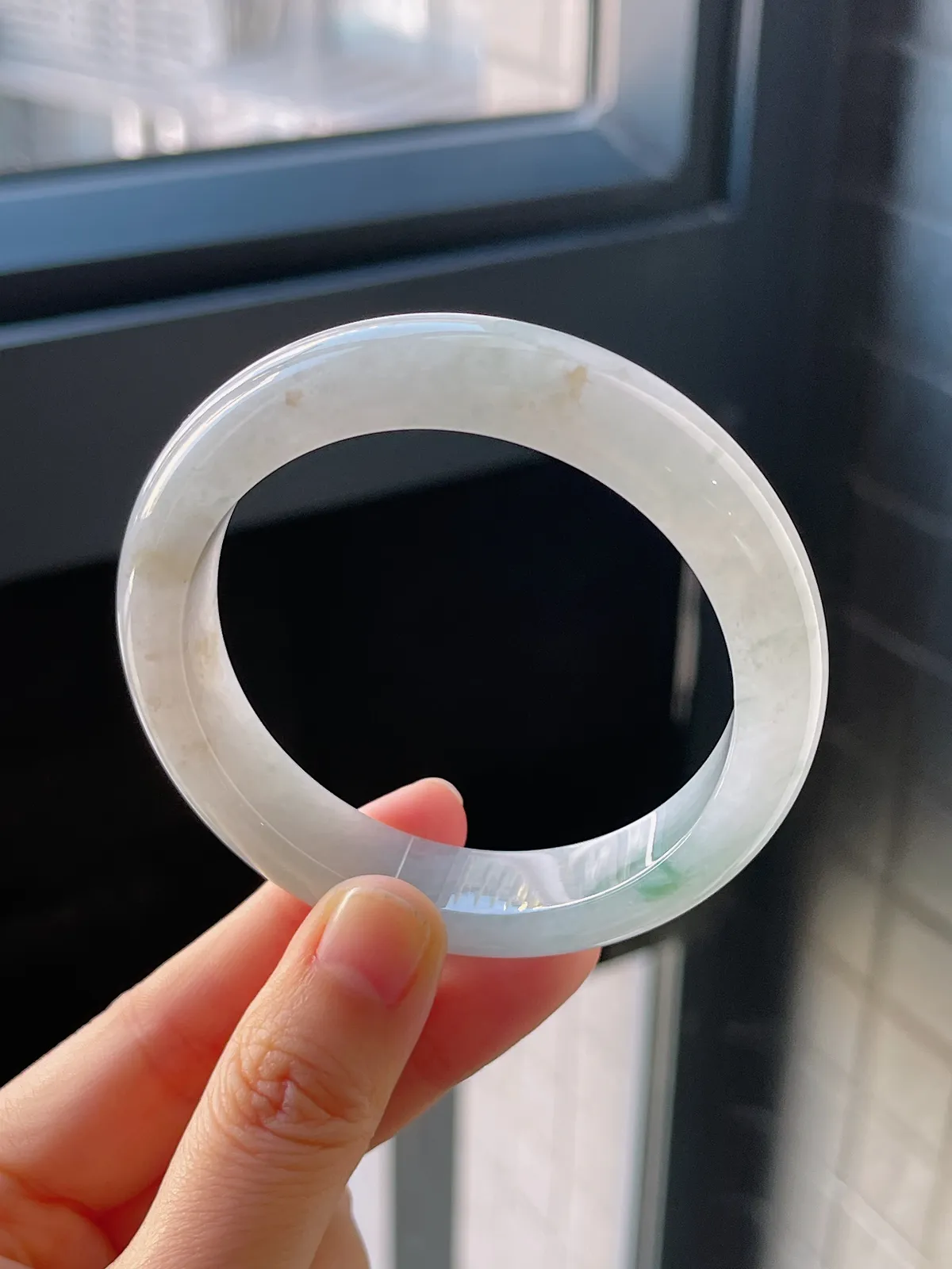 正圈55.5圈口，翡翠冰糯种飘绿手镯