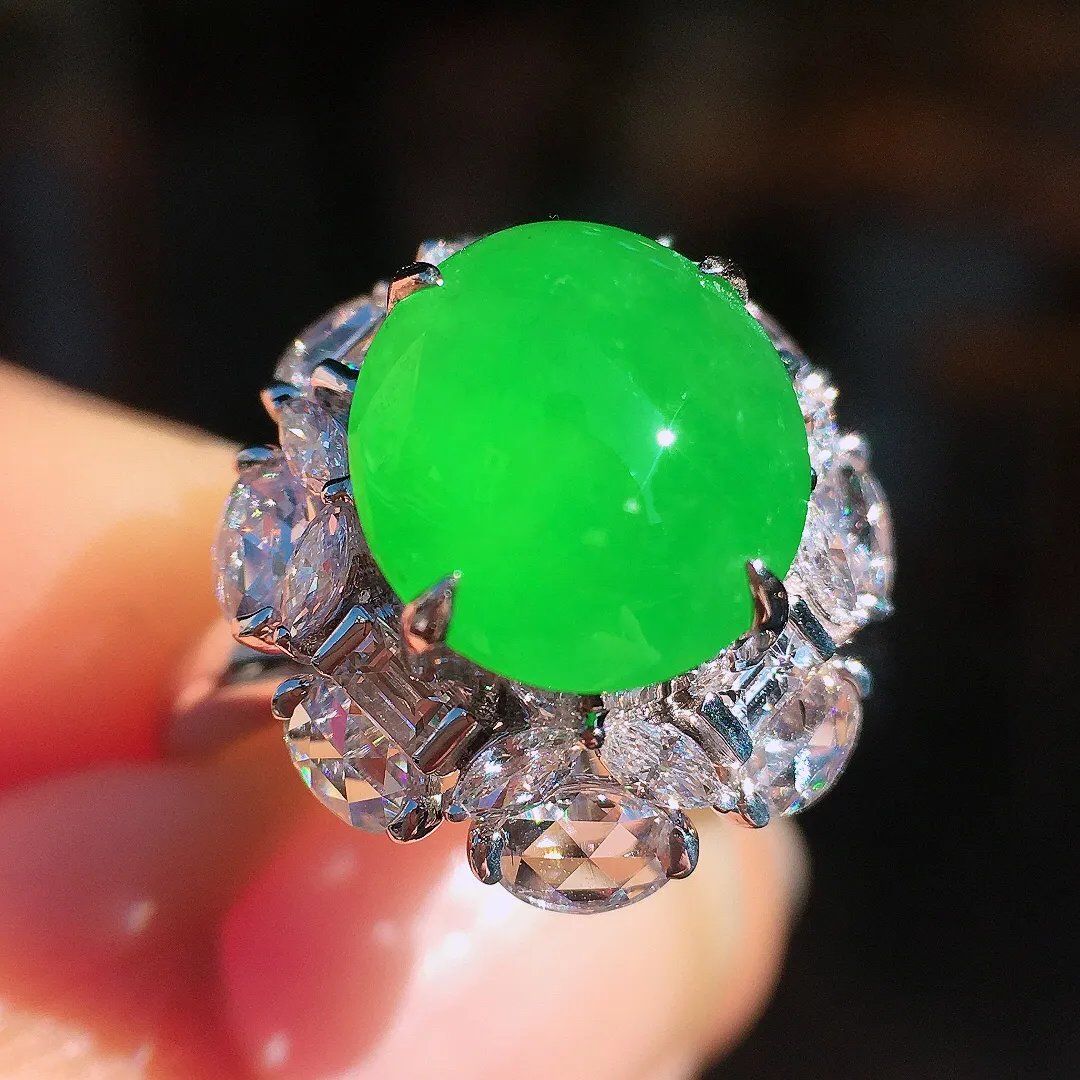 阳绿蛋面戒指，色泽均匀艳丽，玉质细腻，荧光感超
强，饱满圆润，尽显优雅气质，18k
金豪华镶嵌