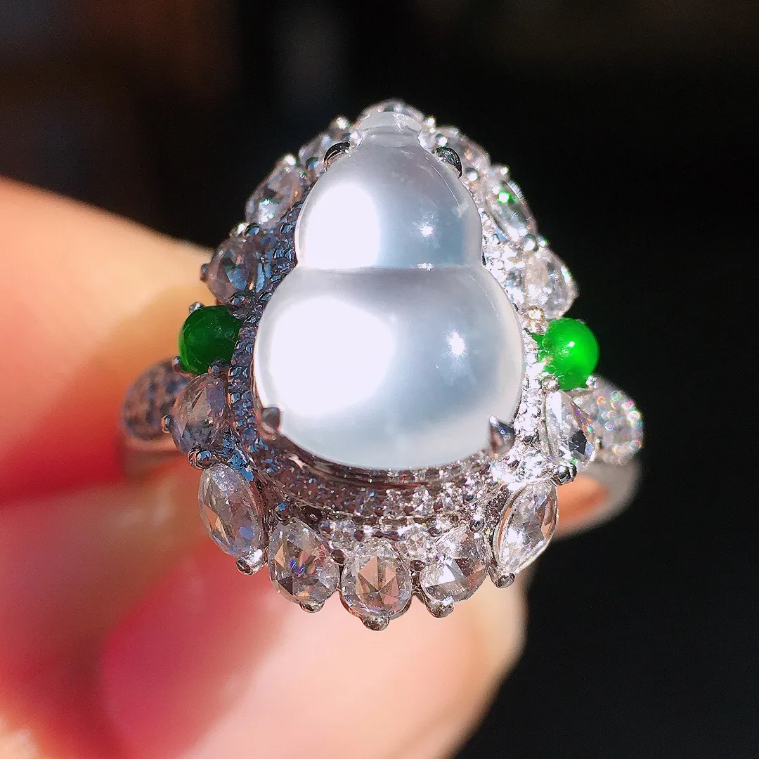 冰种葫芦戒指，玉质细腻，荧光感超
强，饱满圆润，尽显优雅气质，18k
金豪华镶嵌