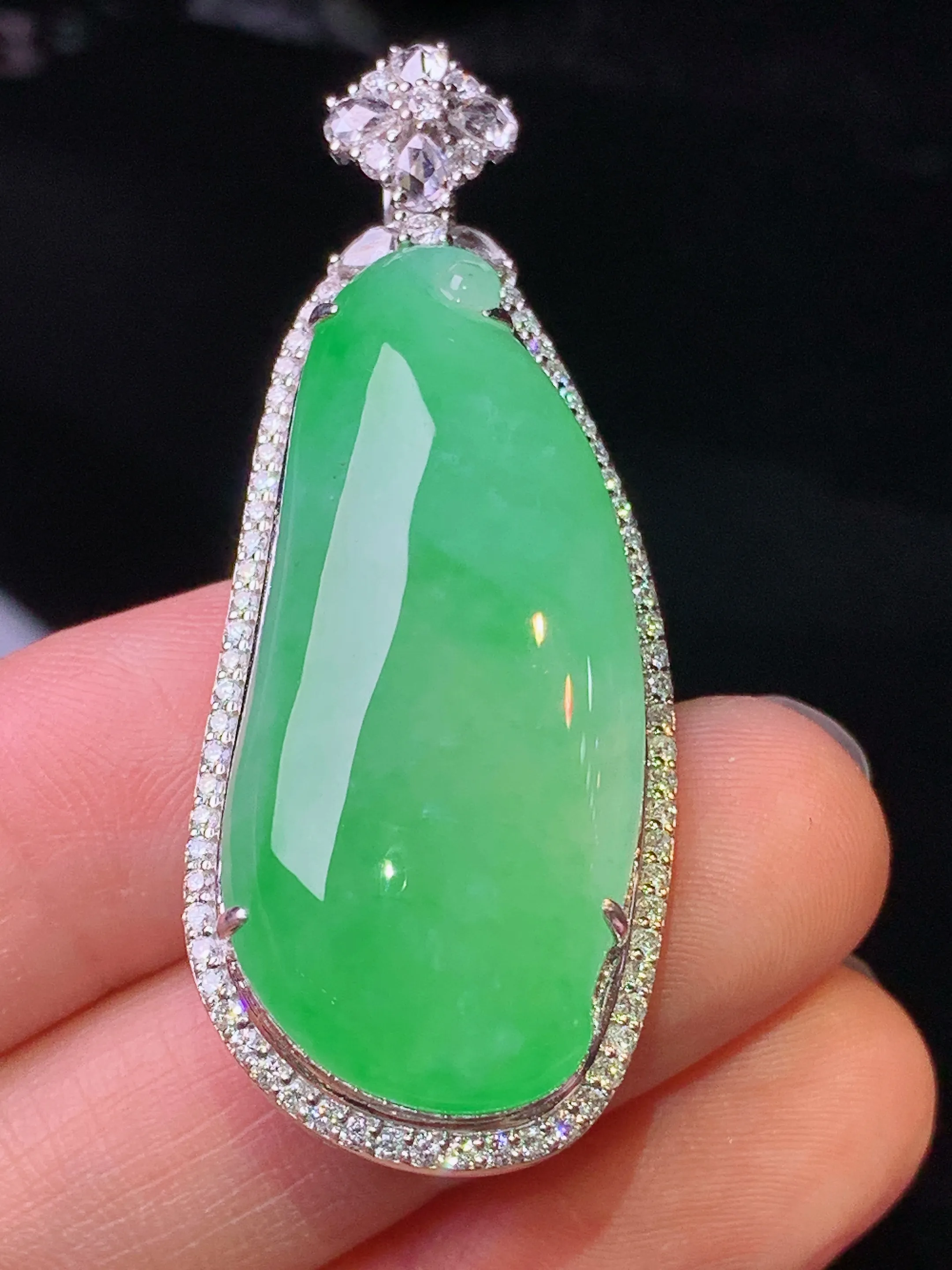 18k金钻镶嵌翠绿福瓜吊坠 玉质细腻 色泽艳丽清新 整体尺寸47.8*18.8*12.8