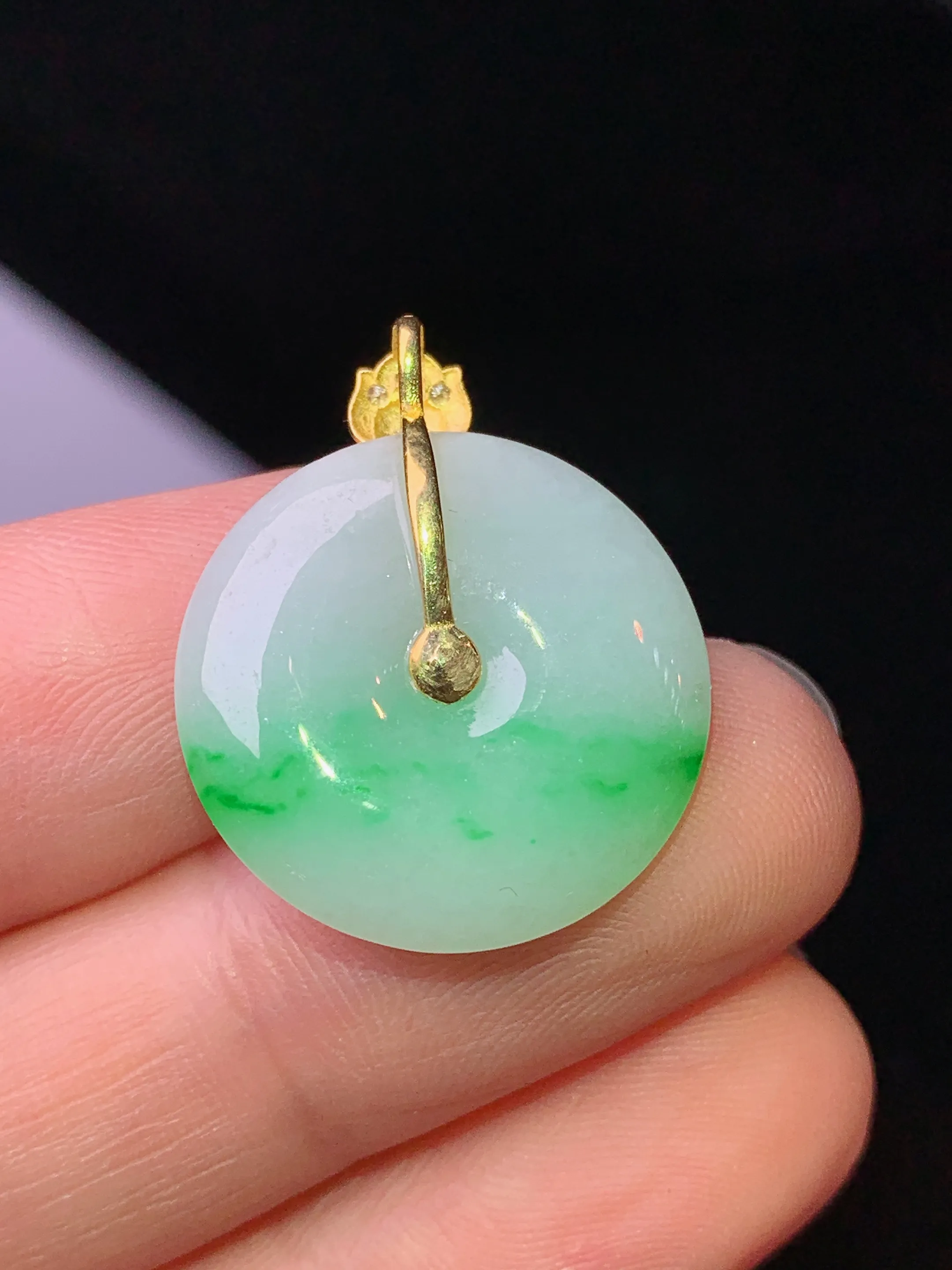 18k金镶嵌飘绿平安扣吊坠 玉质细腻 色泽艳丽清新 整体尺寸24.2*19.5*4.2