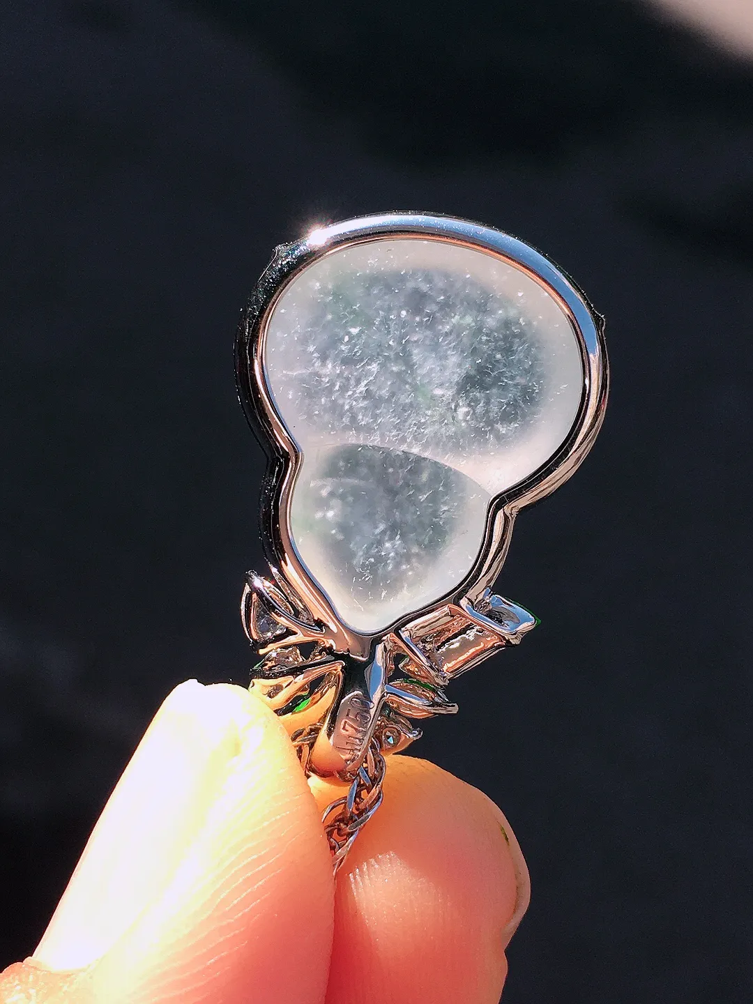 冰种葫芦吊坠，玉质细腻，荧光感超
强，饱满圆润，尽显优雅气质，18k
金豪华镶嵌