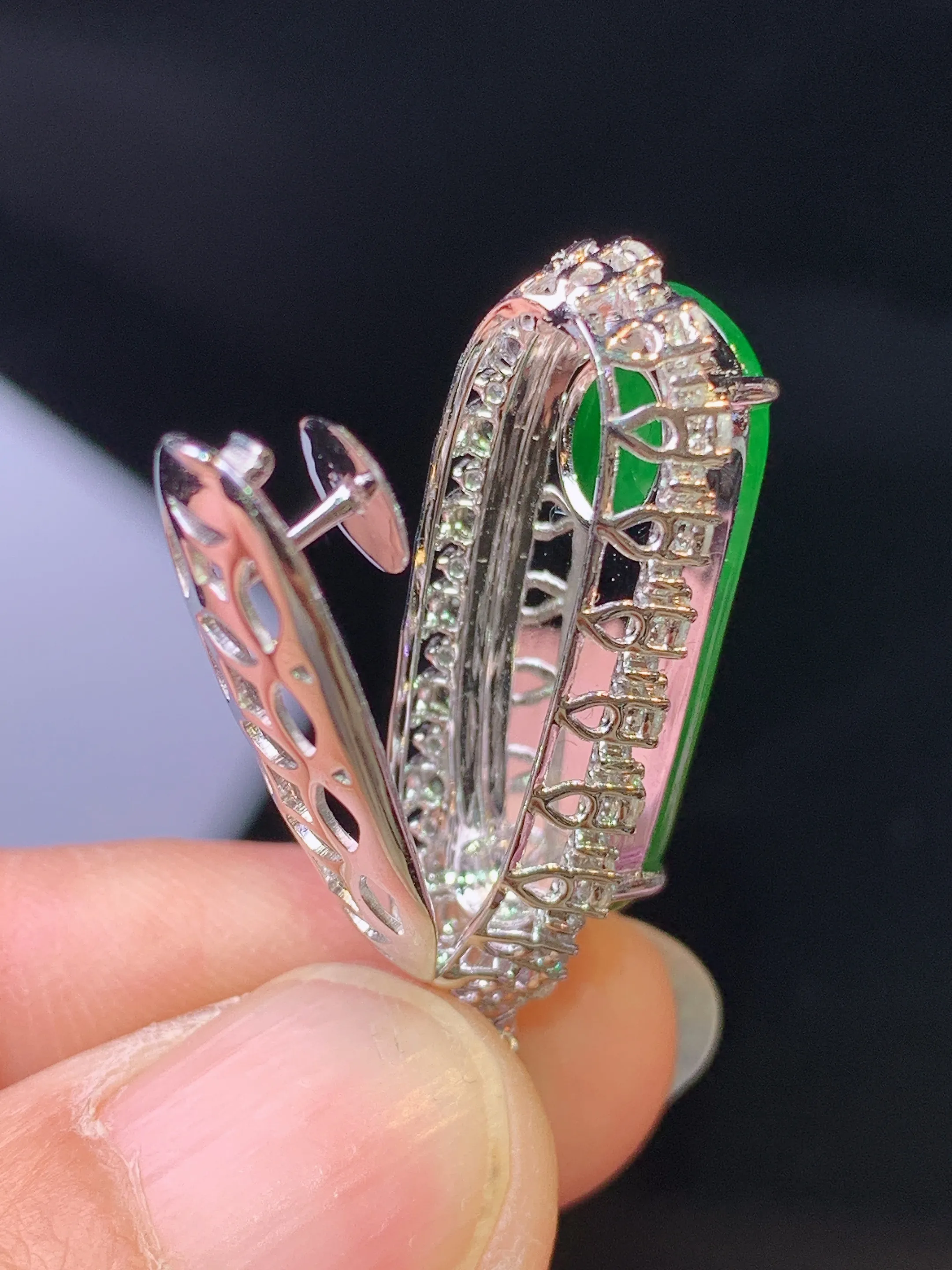 18k金钻镶嵌满绿四季豆吊坠 玉质细腻 色泽艳丽清新 整体尺寸32.7*11.2*10.2