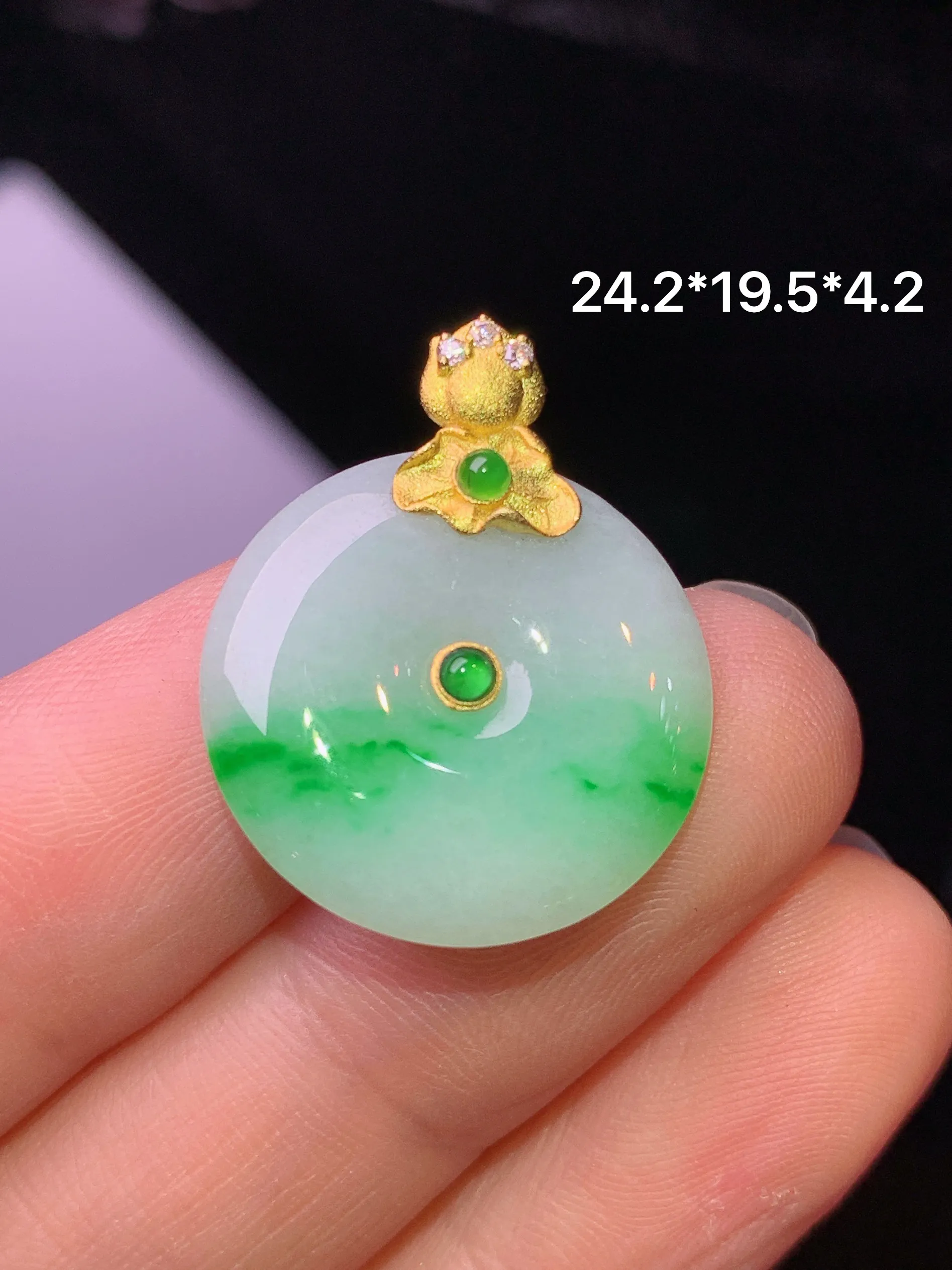 18k金镶嵌飘绿平安扣吊坠 玉质细腻 色泽艳丽清新 整体尺寸24.2*19.5*4.2