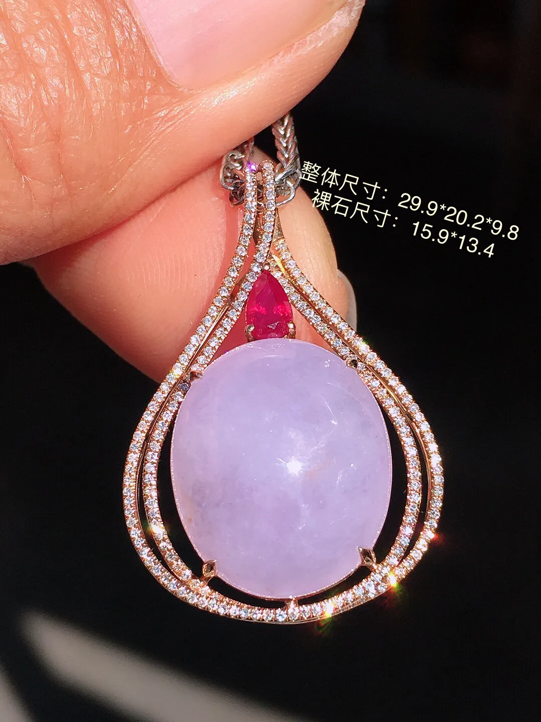 紫罗兰蛋面吊坠，色泽均匀艳丽，玉质细腻，荧光感超
强，饱满圆润，尽显优雅气质，18k
金豪华镶嵌