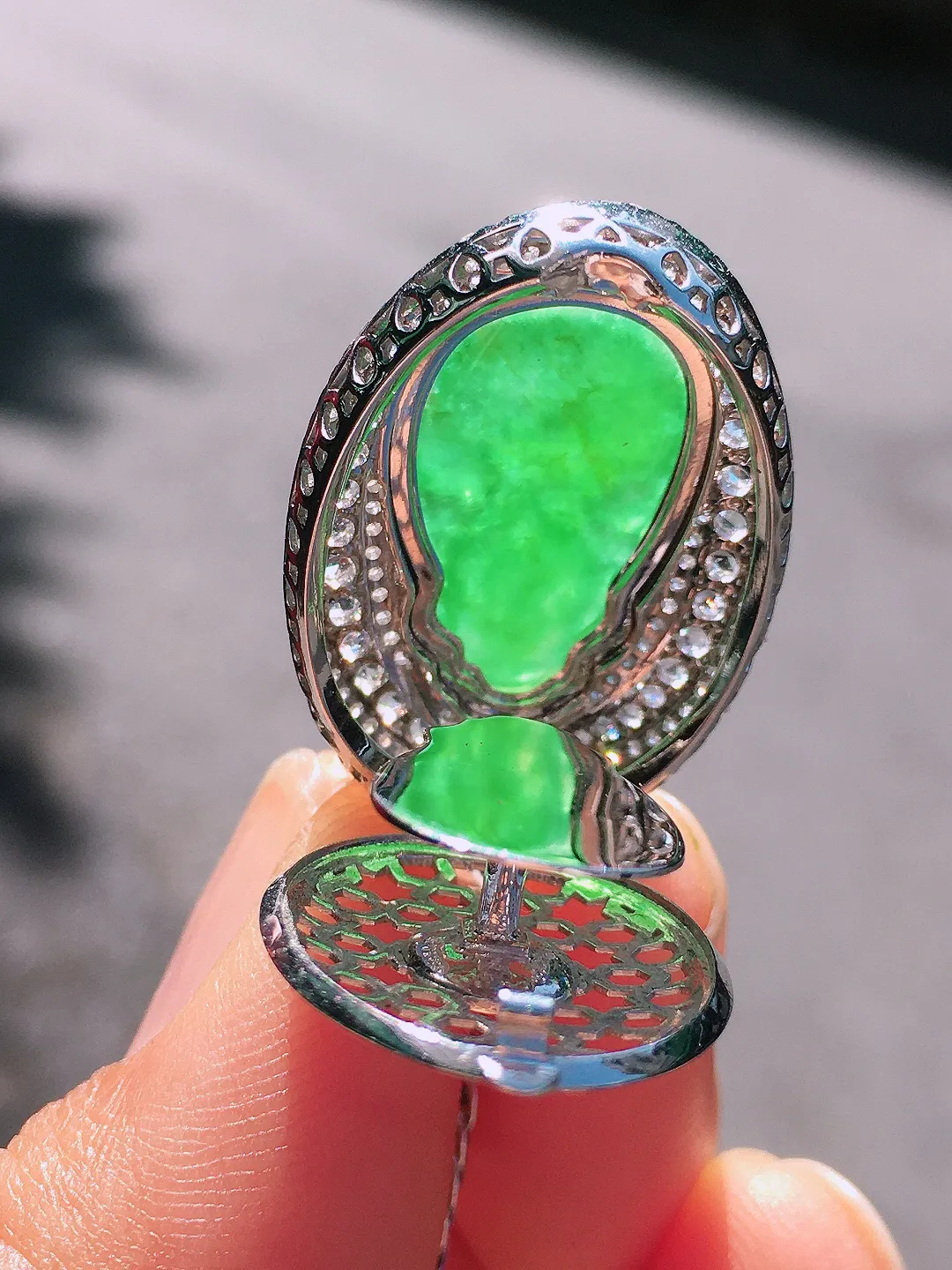 阳绿【财神爷】吊坠，色泽均匀艳丽，玉质细腻，荧光感超
强，饱满圆润，尽显优雅气质，18k
金豪华镶嵌