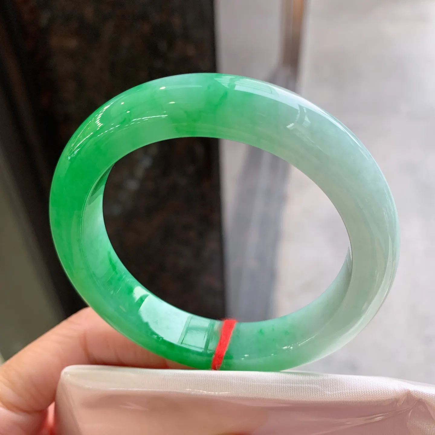 正圈飘绿 有条棉线 尺寸：55.8/12.2/9.2 色辣