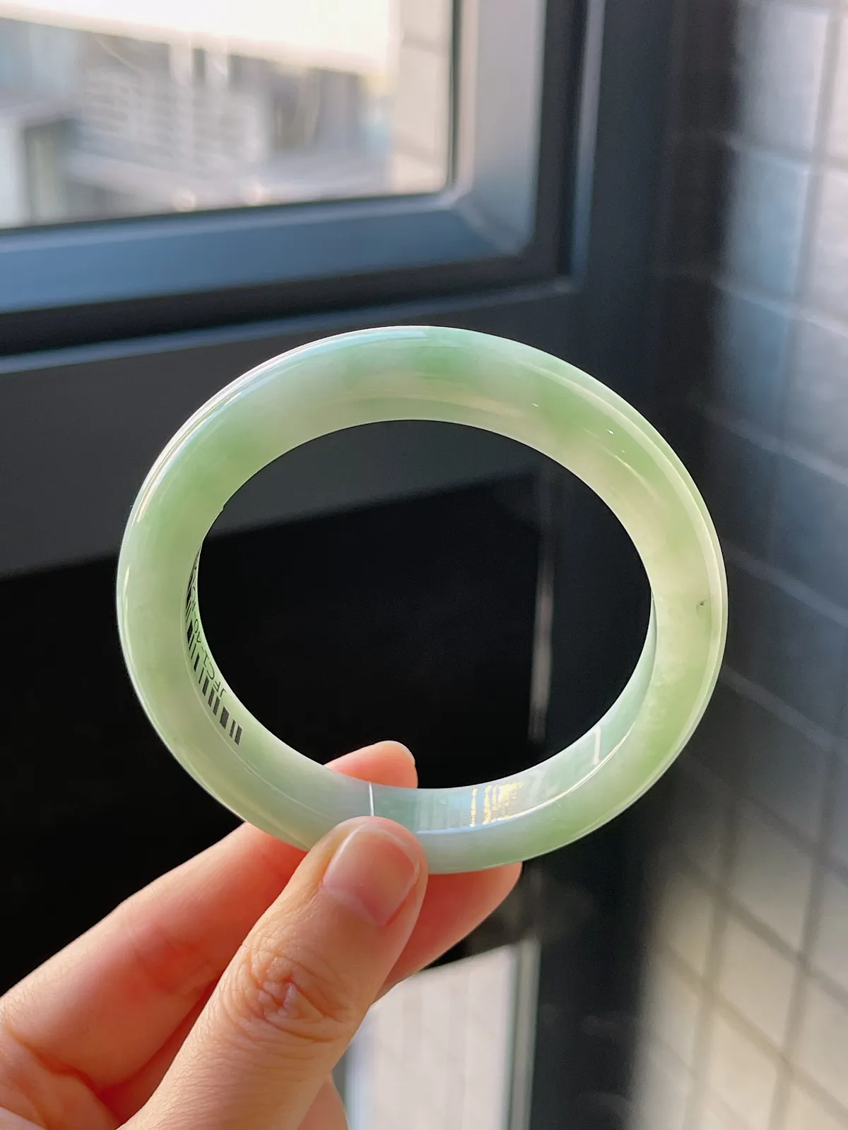 正圈56.7圈口，翡翠糯化种淡绿色手镯