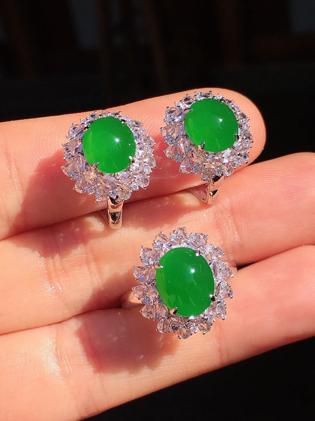 阳绿蛋面套装（耳钉+戒指），色泽均匀艳丽，玉质细腻，荧光感超
强，饱满圆润，尽显优雅气质，18k
金豪华镶嵌