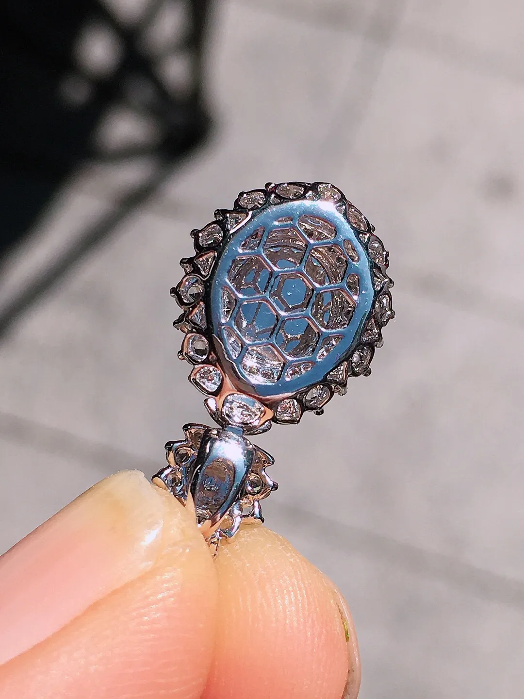 黄翡蛋面吊坠，色泽均匀艳丽，玉质细腻，荧光感超
强，饱满圆润，尽显优雅气质，18k
金豪华镶嵌