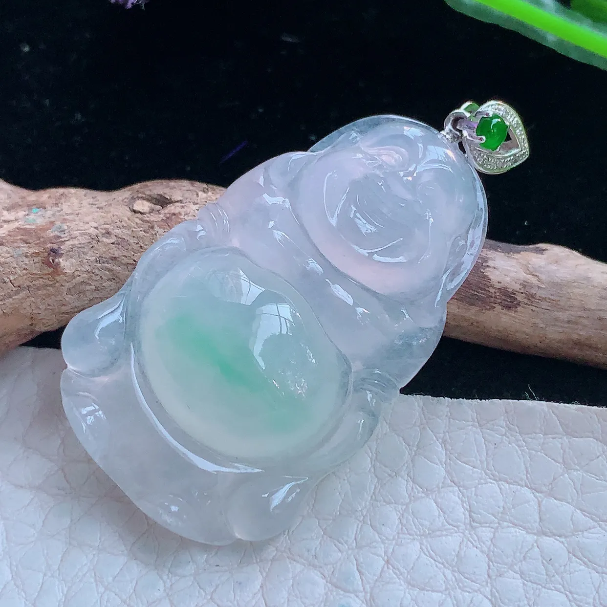 px实拍40.2*24.5*8.6缅甸翡翠精雕冰飘绿站佛 逍遥佛玉挂件