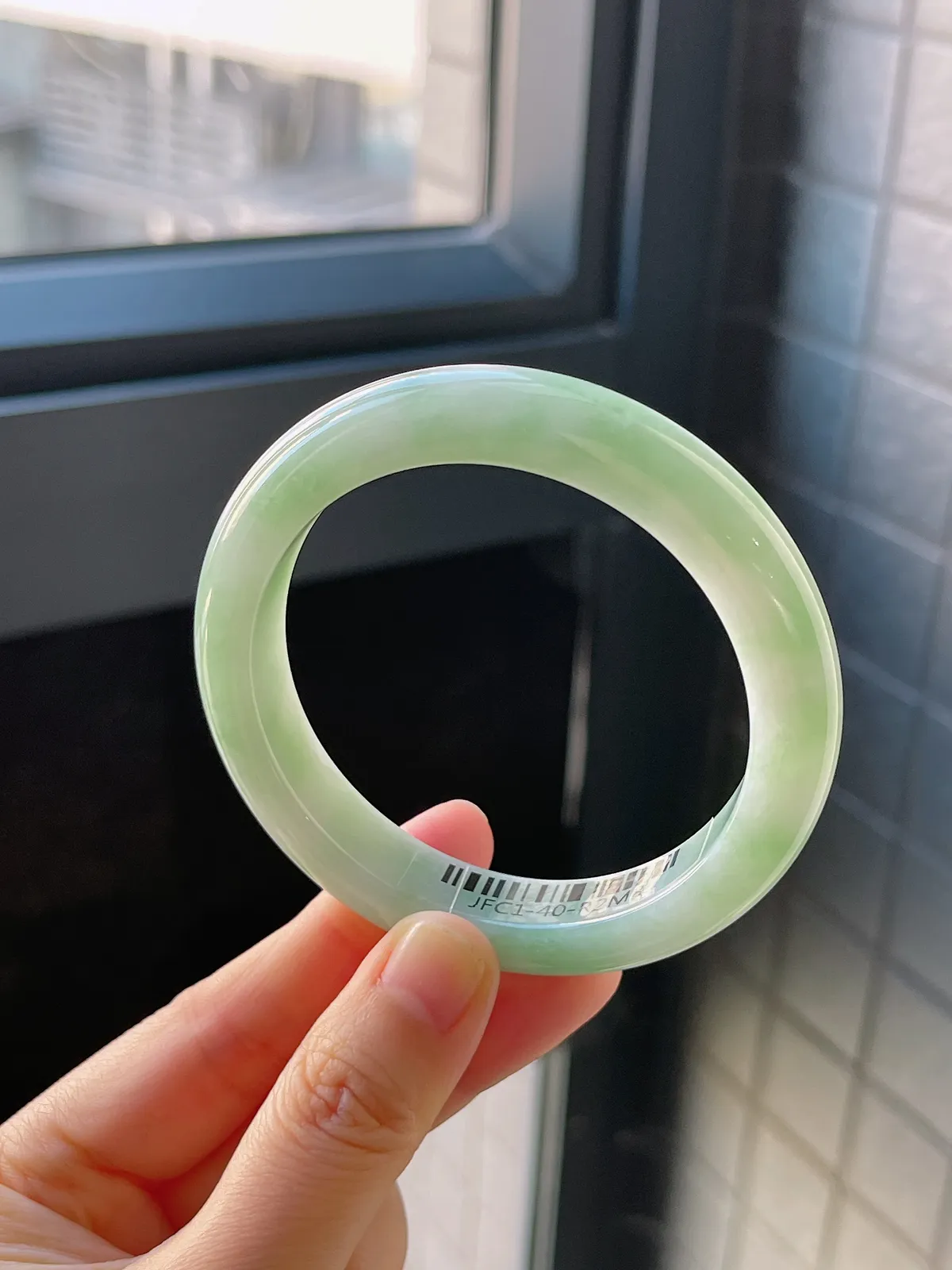 正圈56.7圈口，翡翠糯化种淡绿色手镯