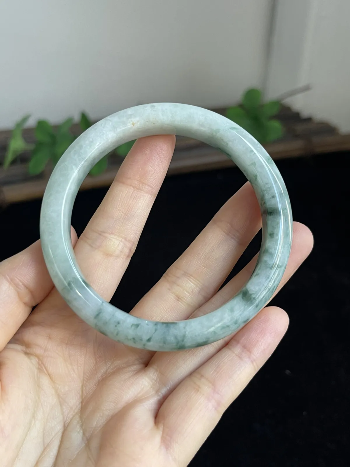 正圈56.2圈口，翡翠糯化种飘绿正手镯