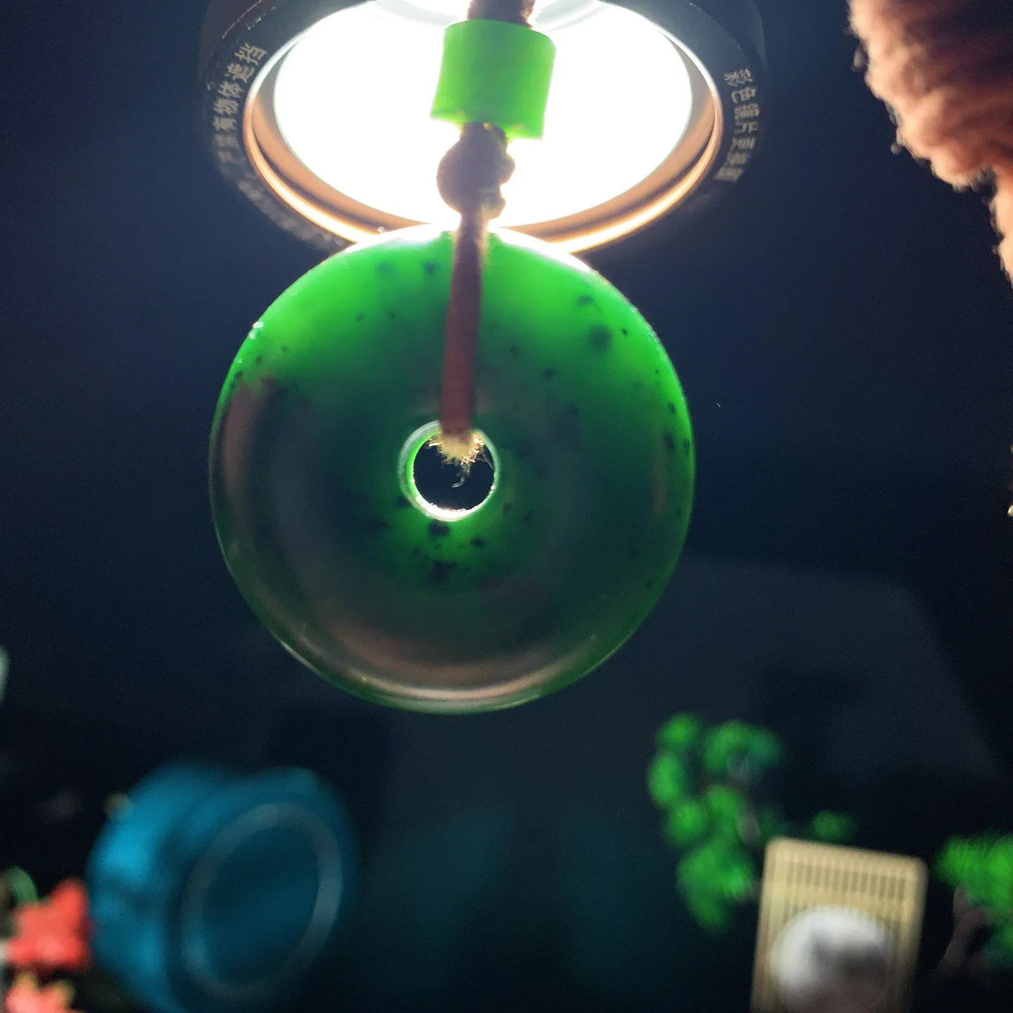 和田玉菠菜绿俄罗斯碧玉平安扣挂件。尺寸34/16重36.5克 无裂无杂 玉质细腻油润 底色纯净 脂粉好，品质好。lt250106