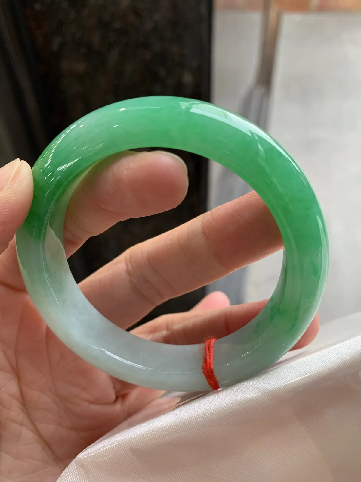 正圈飘绿 有条棉线 尺寸：55.8/12.2/9.2 色辣