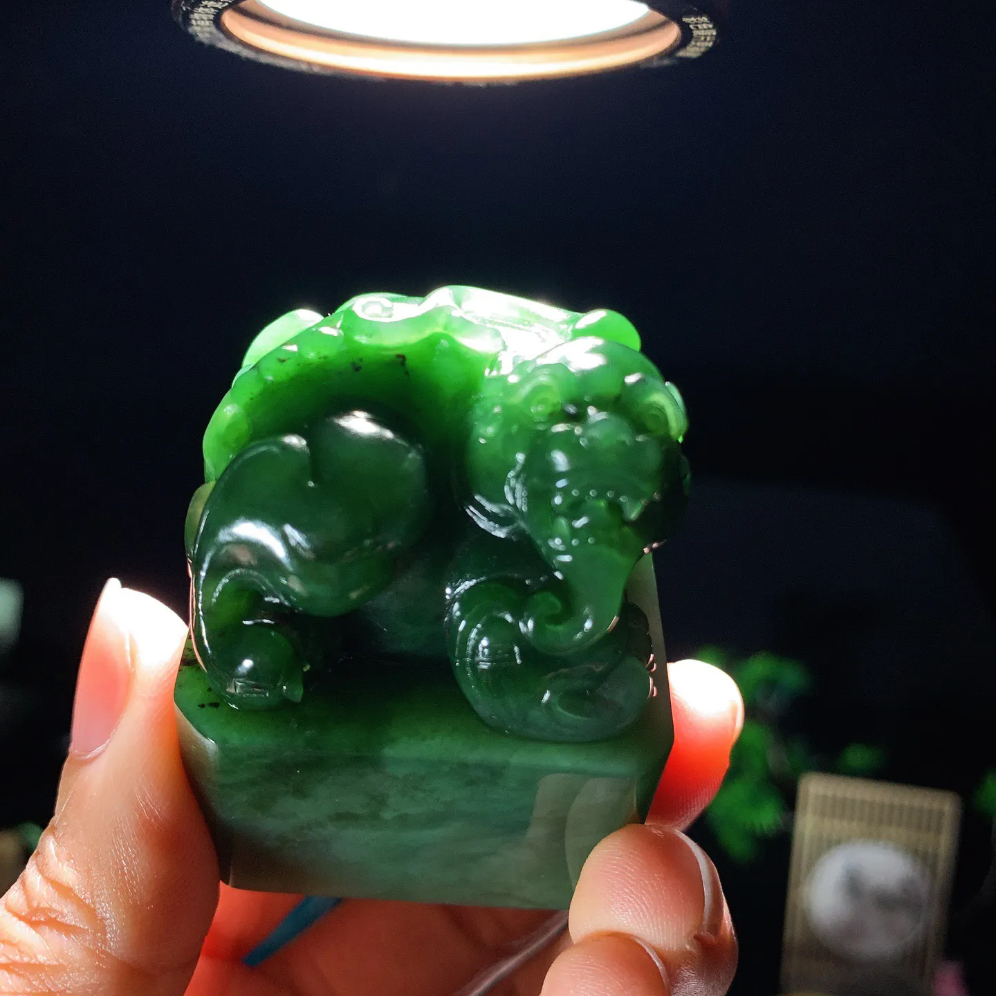 和田玉菠菜绿俄罗斯碧玉招财进宝貔貅印章 尺寸40/51重175克 无裂无杂 玉质细腻油润 底色纯净 脂粉好，品质好。lt250106